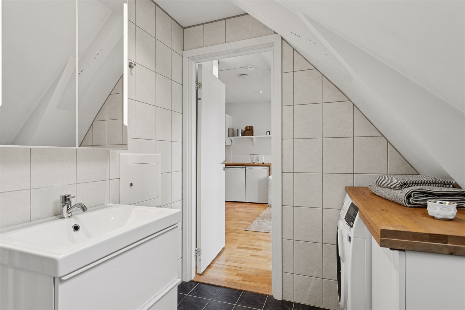 Badet har gulvvarme og måler ellers ca. 3,8 kvm. Galleribilde