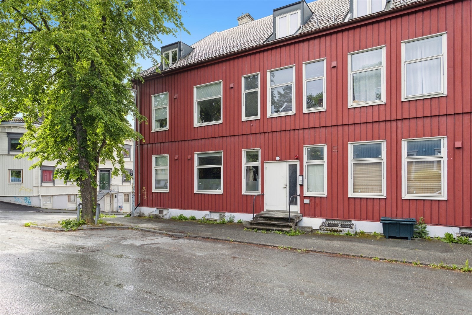 Det er gang- og sykkelavstand til sentrum, Bakklandet og de store studiestedene som NTNU Gløshaugen, Handelshøyskolen og Dragvoll. Galleribilde