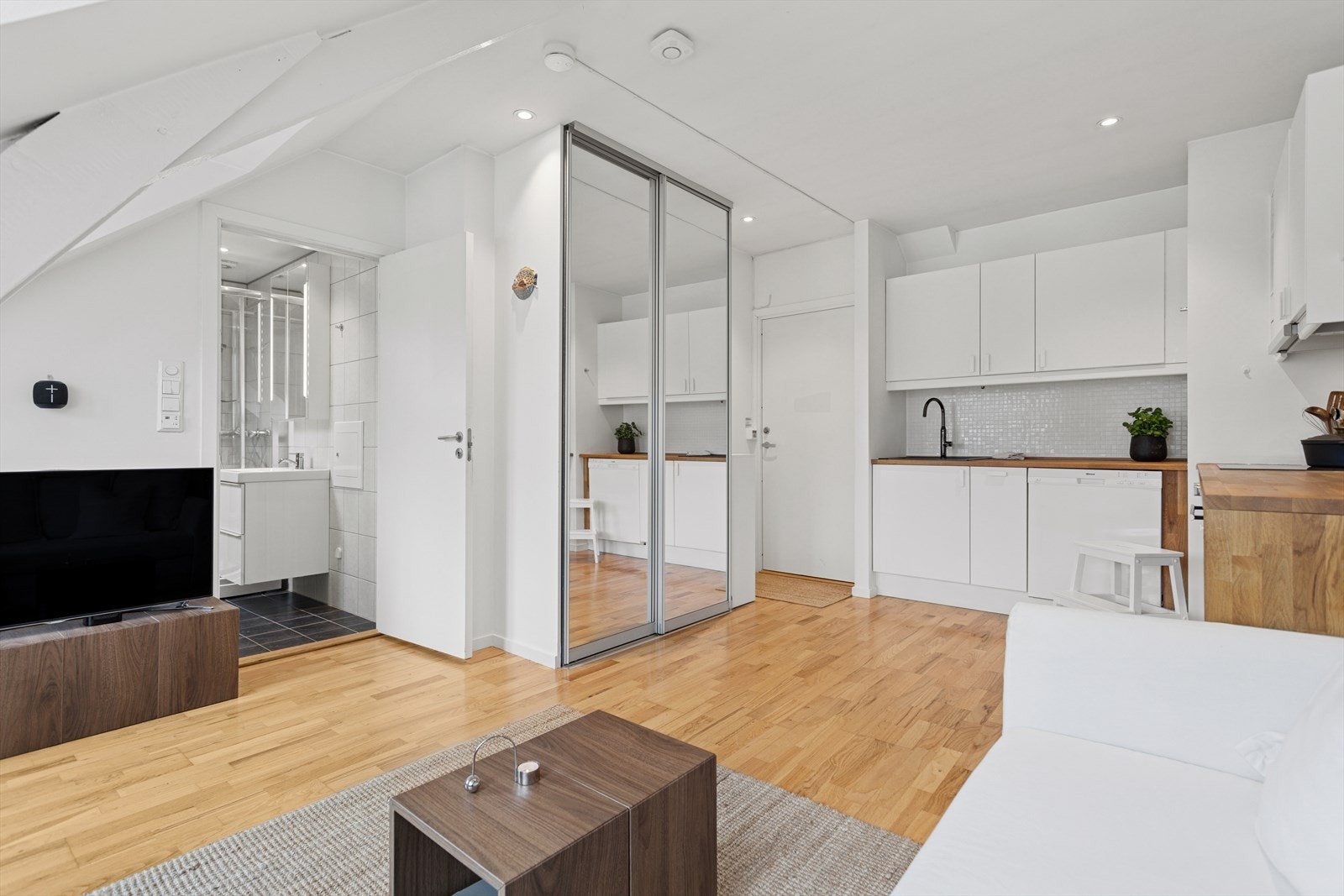 Stuen har en gjennomgående god standard med stilrene farger. Galleribilde