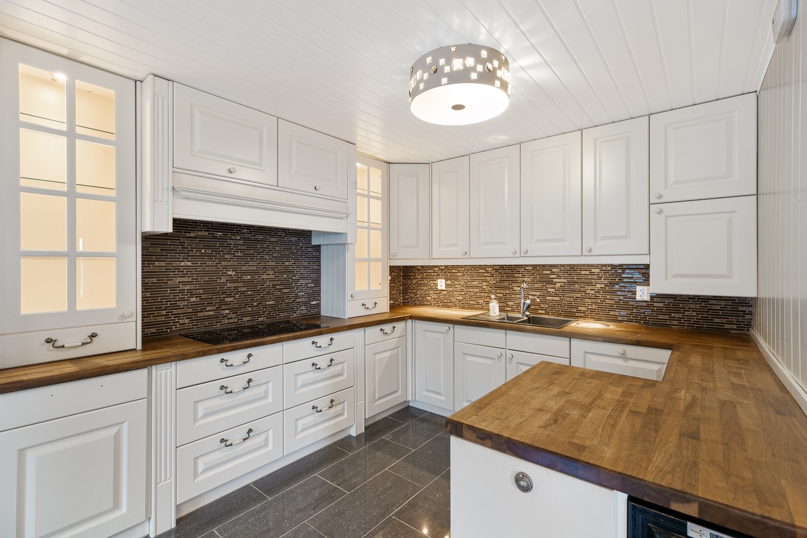 Kjøkkenet har godt med benkeplass Galleribilde