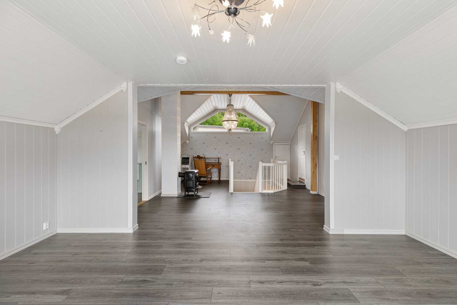 Lys og fin loftsstue med god plass Galleribilde