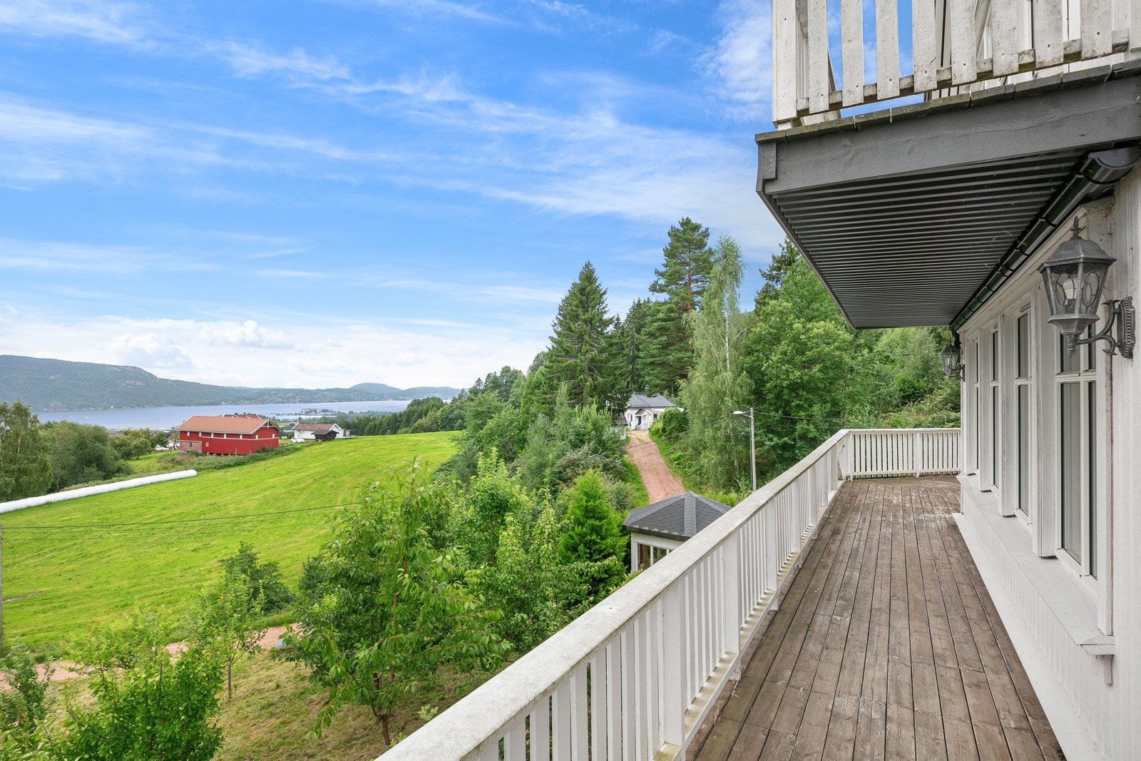 Fra terrassen er det utsikt over områdene omkring og til Drammensfjorden Galleribilde
