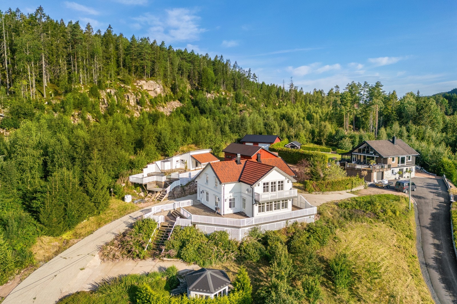 Flott enebolig i landlige omgivelser Galleribilde