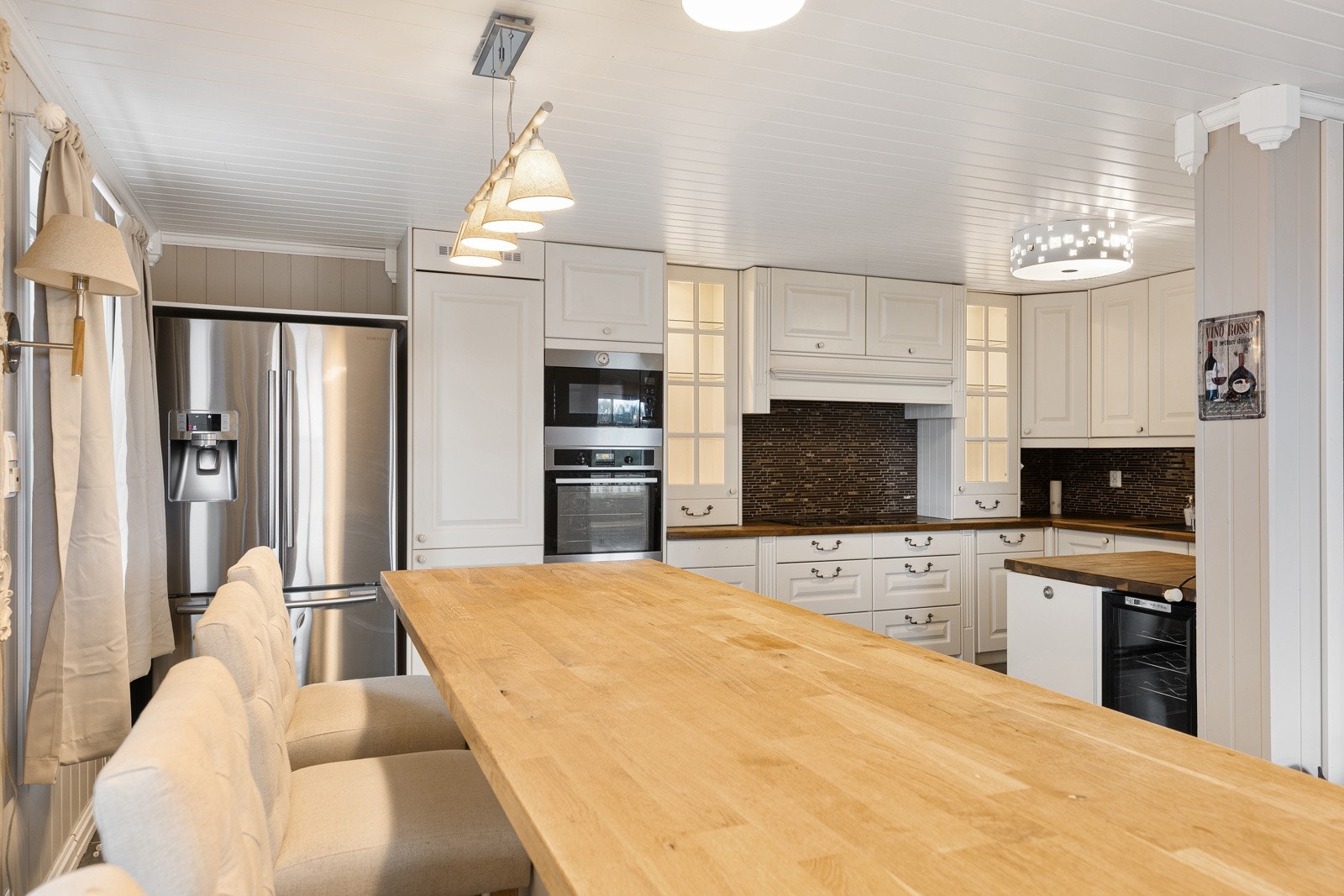 Praktisk og fin kjøkkenøy med sitteplasser Galleribilde