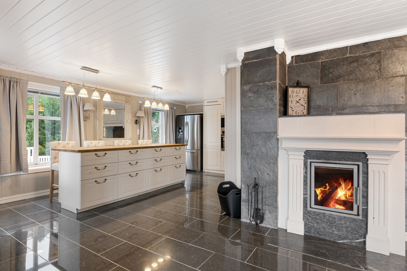 Delvis åpen løsning mellom kjøkken og stue Galleribilde