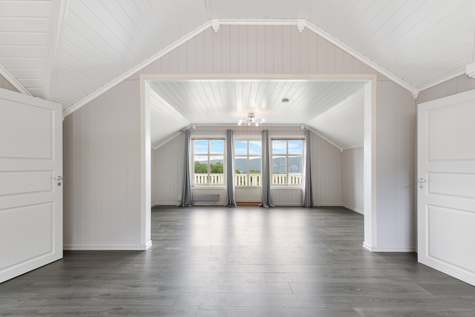 Åpen løsning, god takhøyde og mye lys Galleribilde