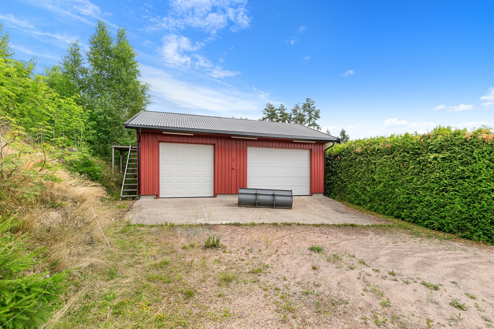 Dobbelgarasje nede oppe ved boligen. Galleribilde