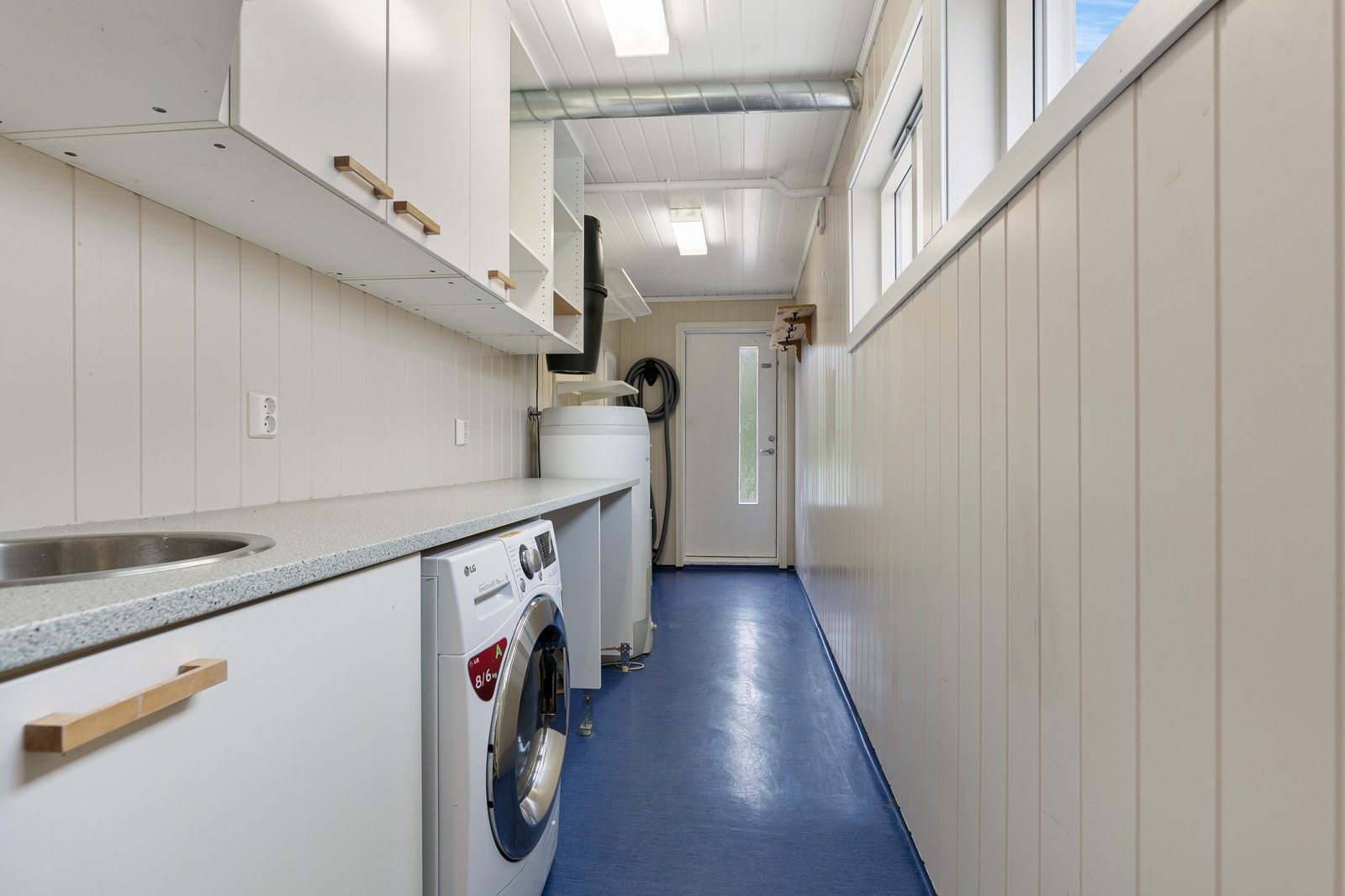 Vaskerom med god skapplass og egen inngang Galleribilde