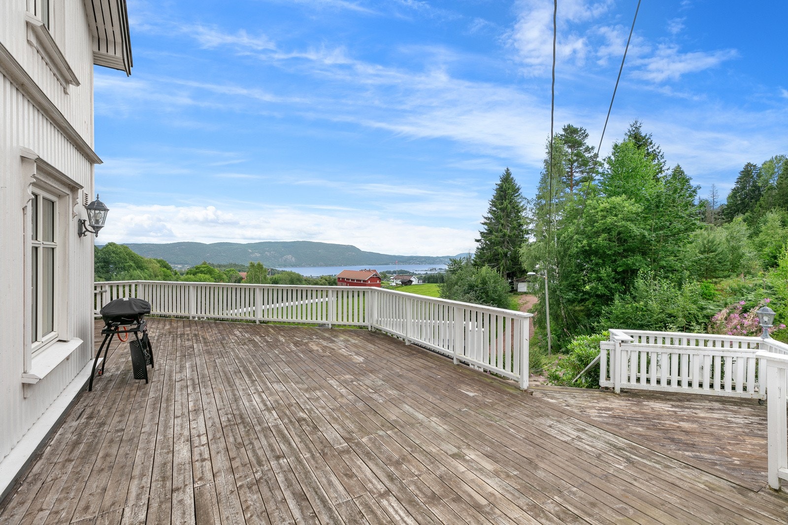 Stor terrasse med mange møbleringsmuligheter Galleribilde
