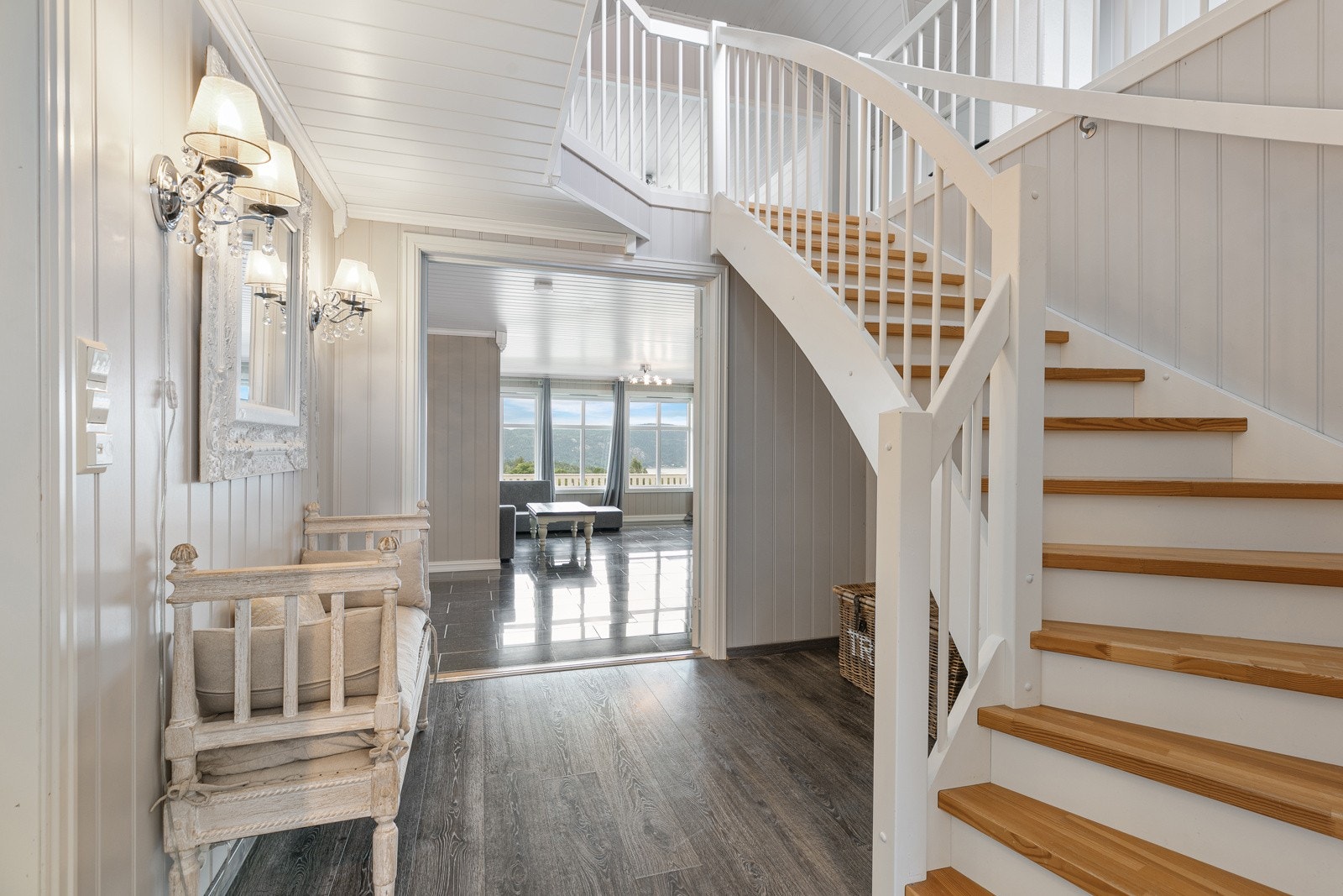 Trappehall med fin trapp opp til 2.etasje Galleribilde