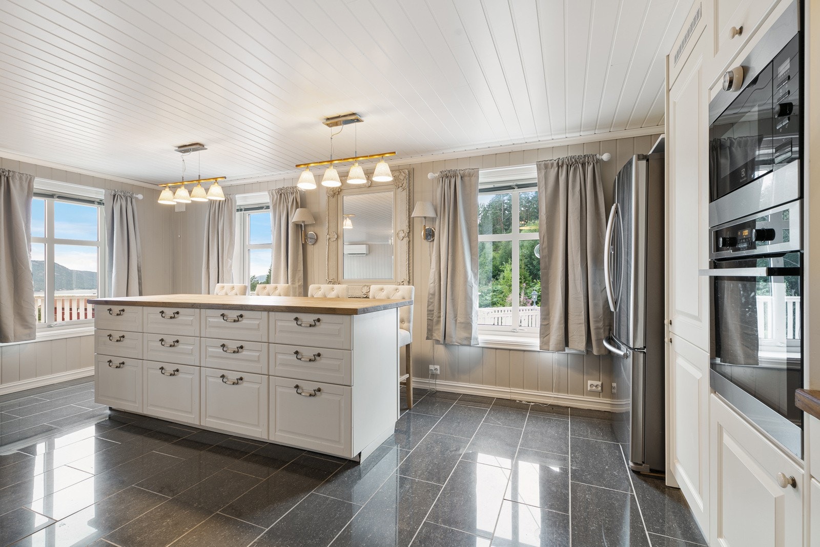 Kjøkkenøy med god skapplass Galleribilde