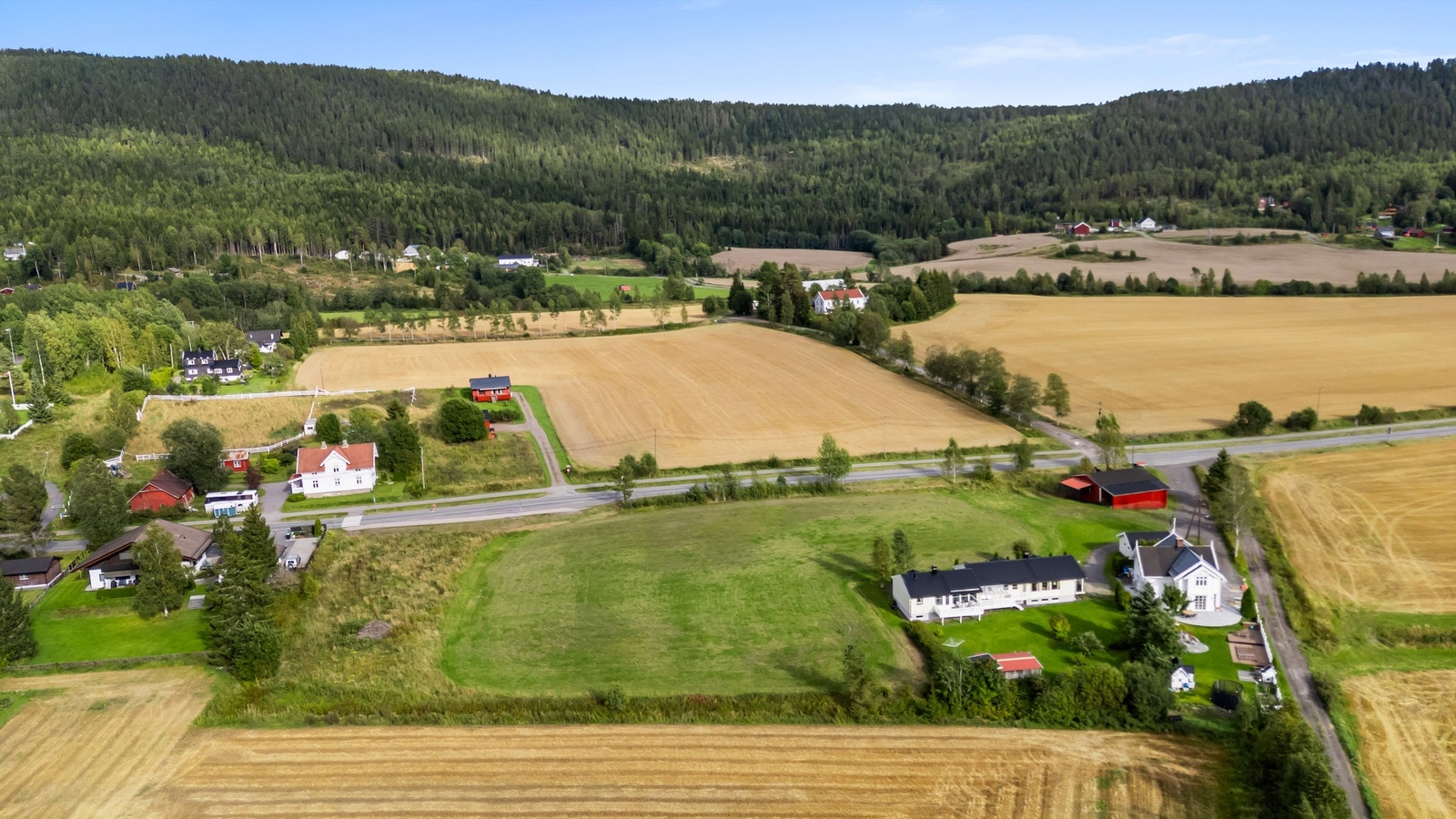Områdene rundt eiendommen byr på rikelig med turmuligheter i skog og mark både på vinterstid og sommerstid. Galleribilde
