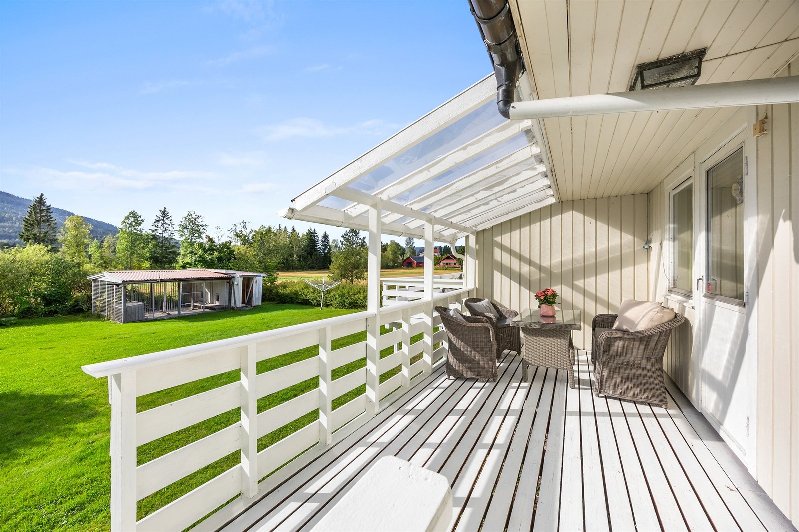_Verandaen har meget gode solforhold med flott utsikt over området. Galleribilde