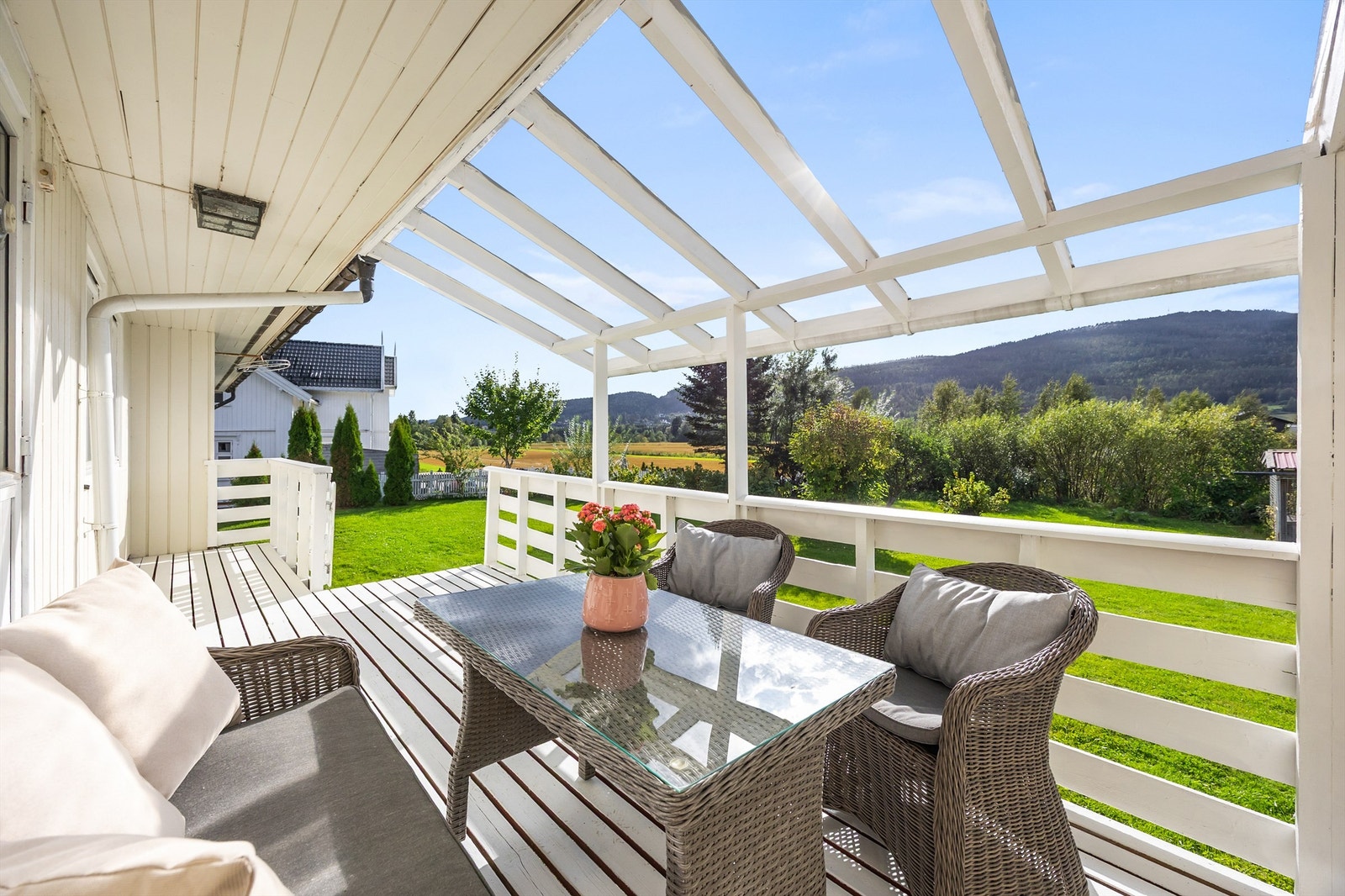 Flott uteområde med trapp ned til hagen. Galleribilde