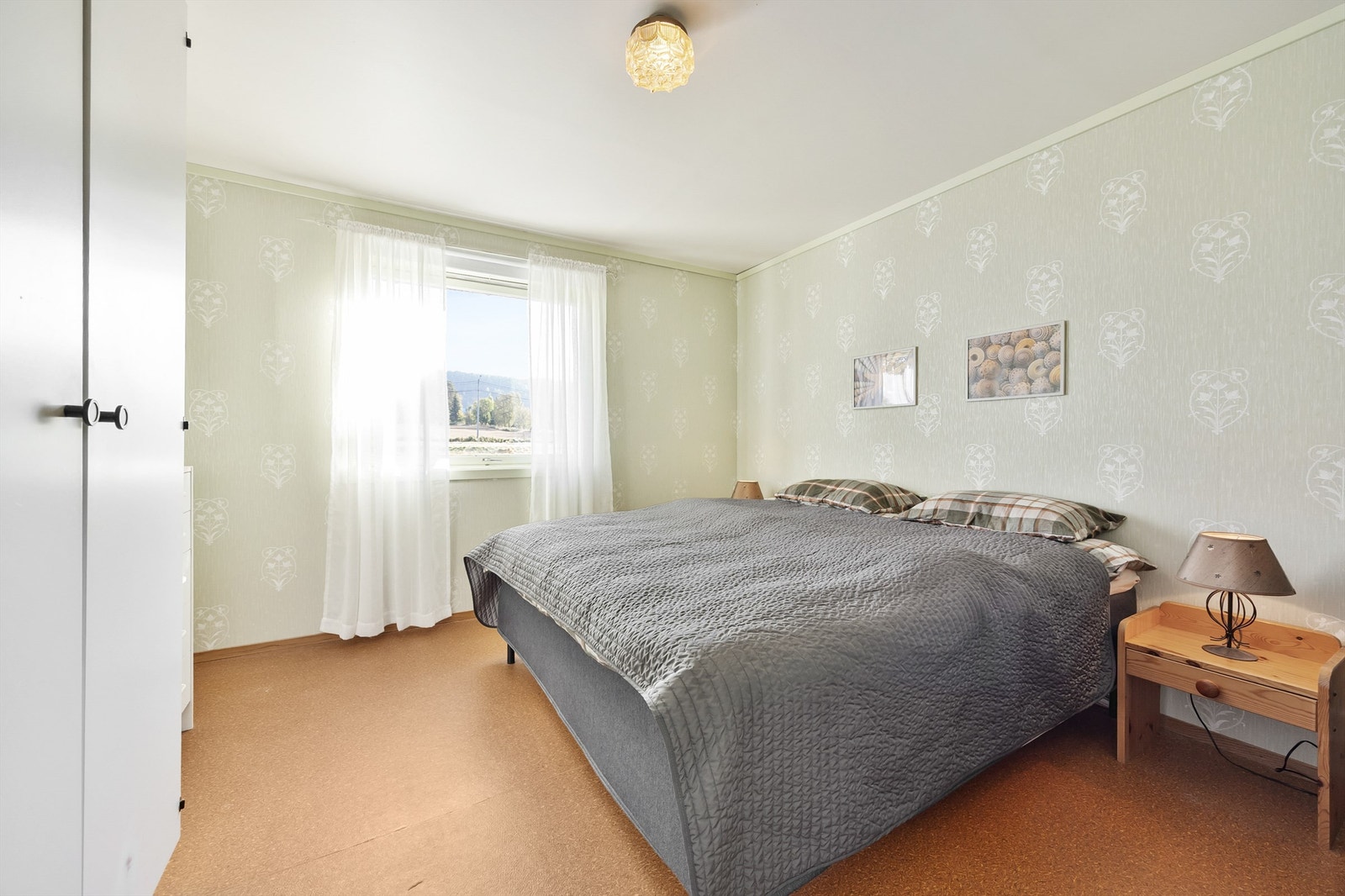 Hovedsoverommet i den minste delen. Rommet er av god størrelse med god plass til en større seng, samt tilhørende soveromsmøblement. Galleribilde