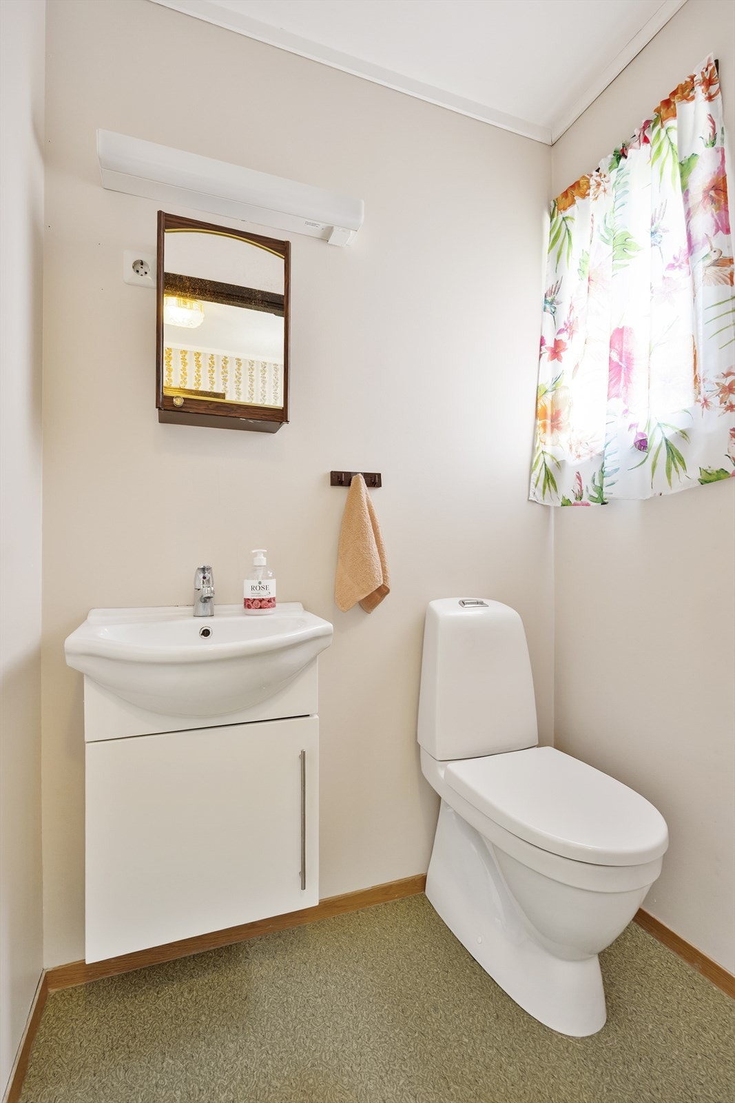 WC i den største delen av boligen ligger vegg i vegg med badet. Her er muligheten åpen om man skulle ønske å utvide til et større bad. Galleribilde