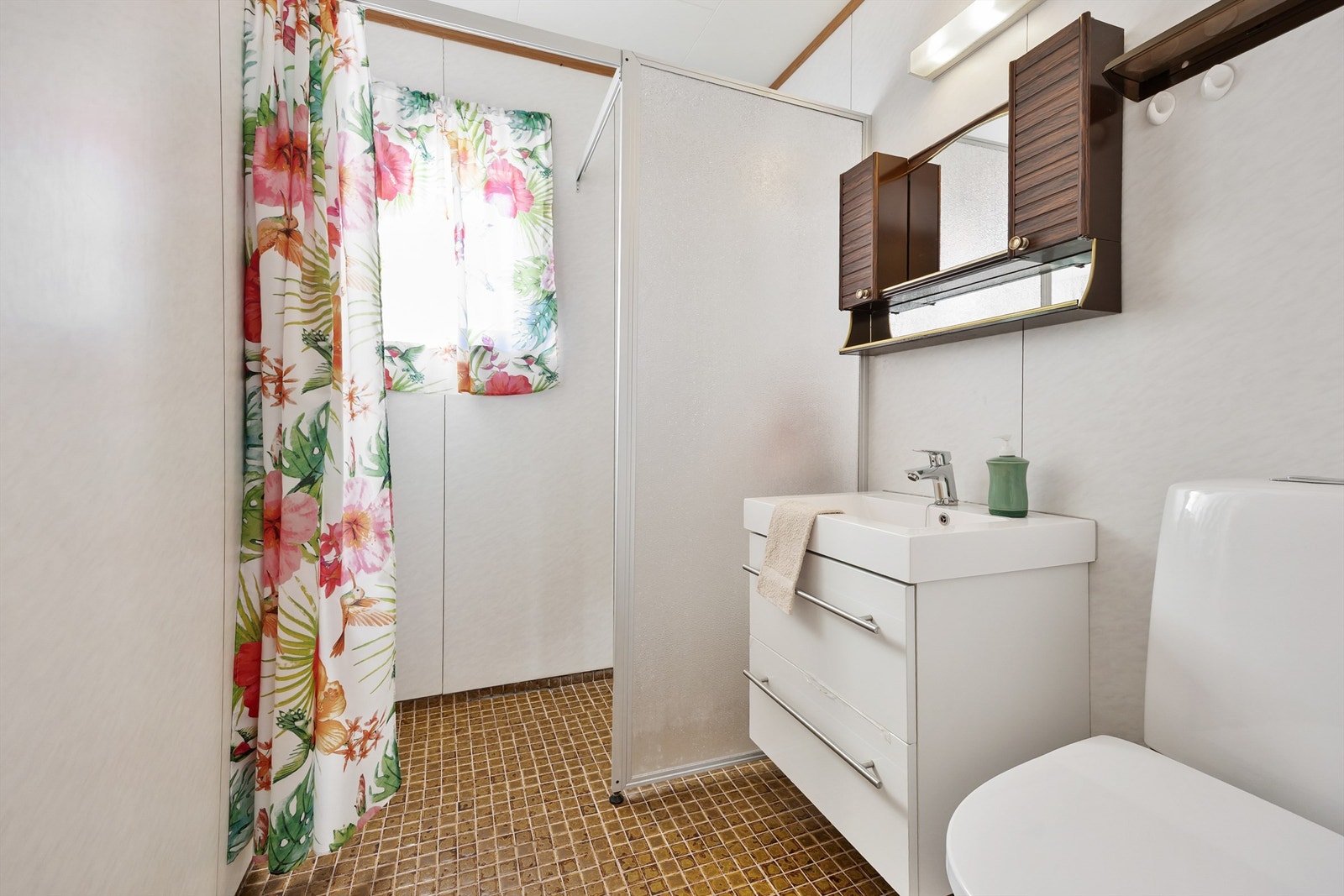 Badet i den største delen av boligen. Har renoveringsbehov. Galleribilde