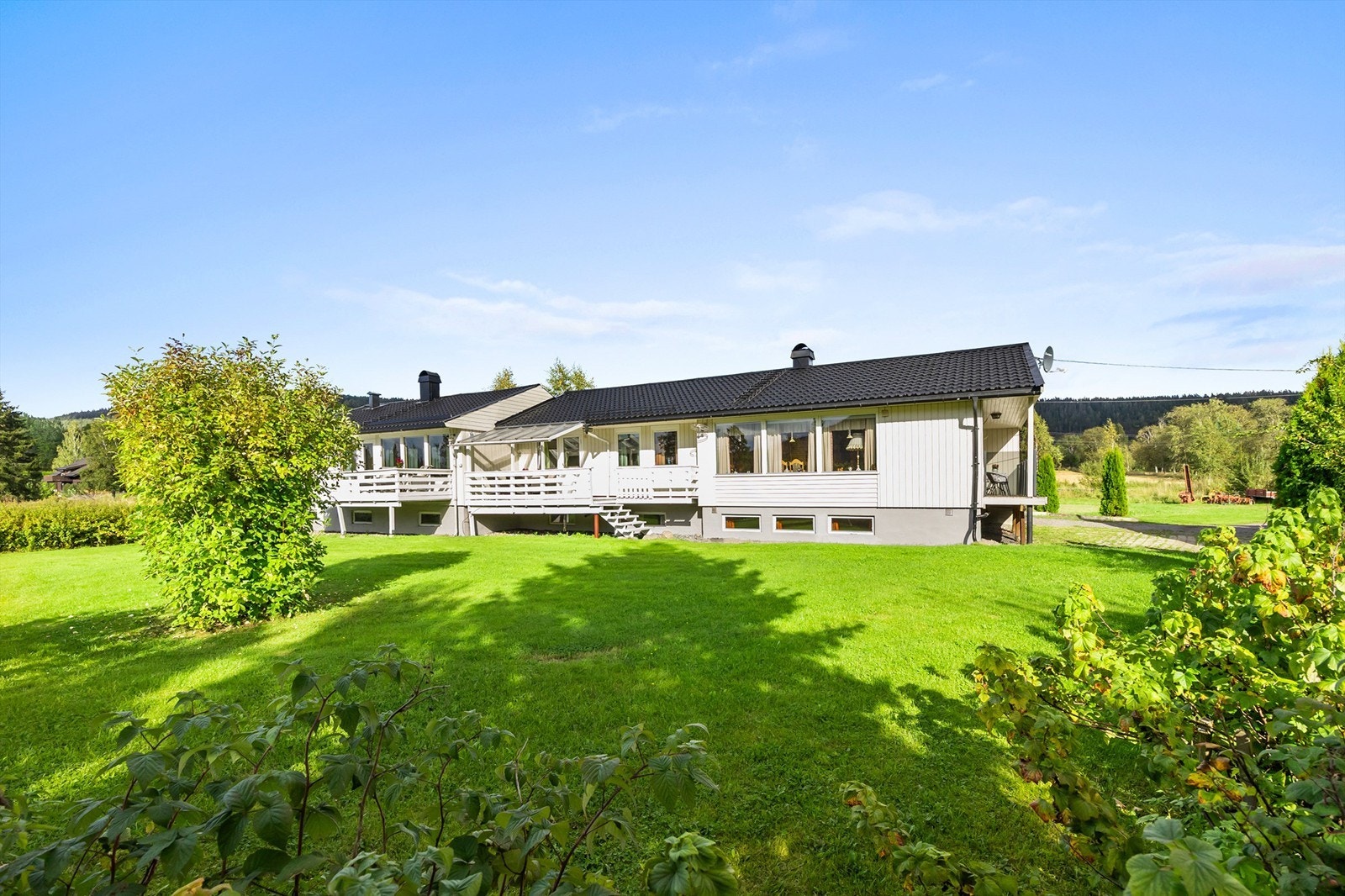 Med ca. 333kvm får du en innholdsrik enebolig, med gode muligheter for å skape ditt drømmehjem! Boligen krever modernisering, noe som er perfekt om du leter etter noe du kan sette ditt eget preg på! Galleribilde