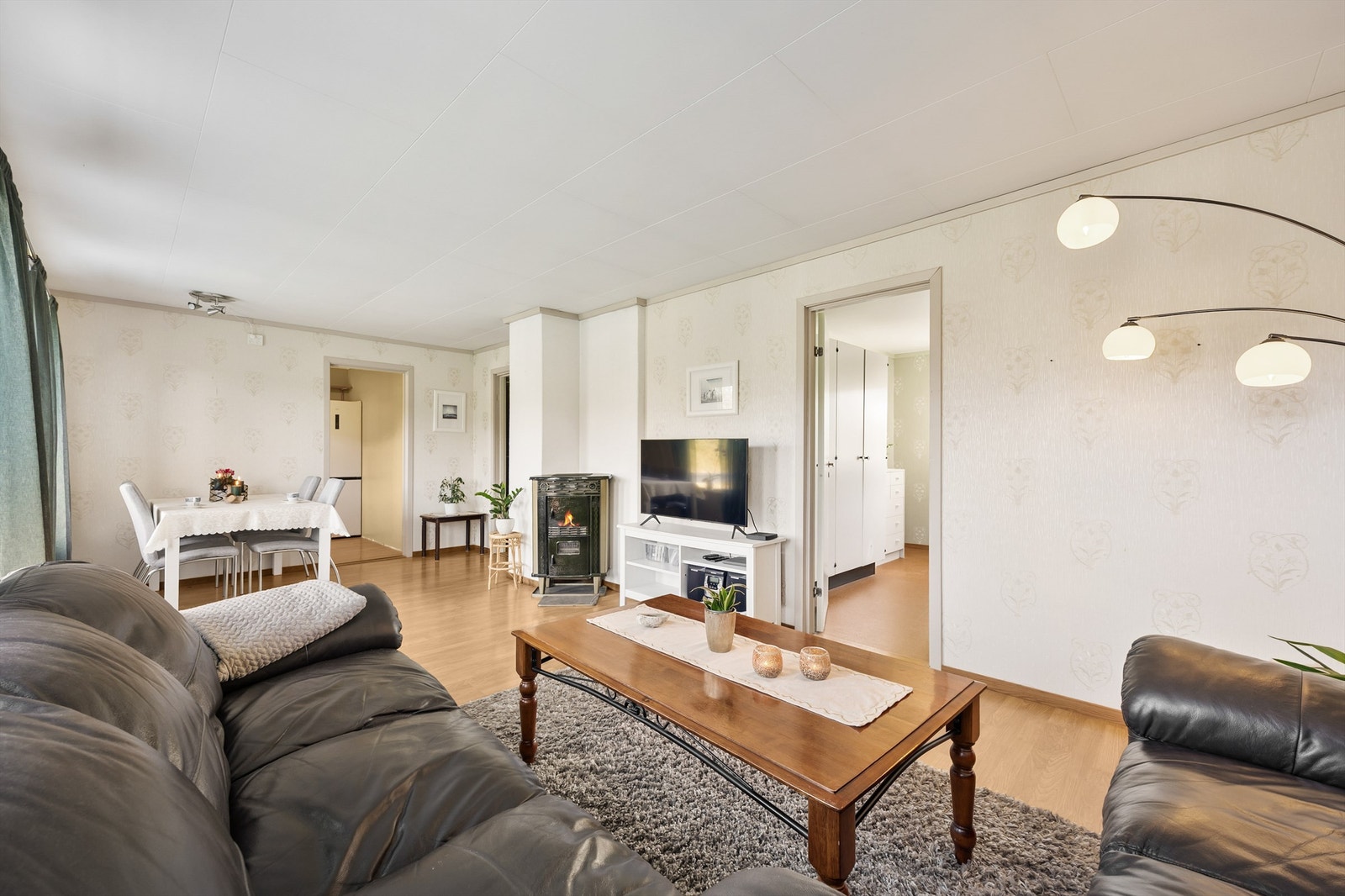 Romslig og lys stue Galleribilde