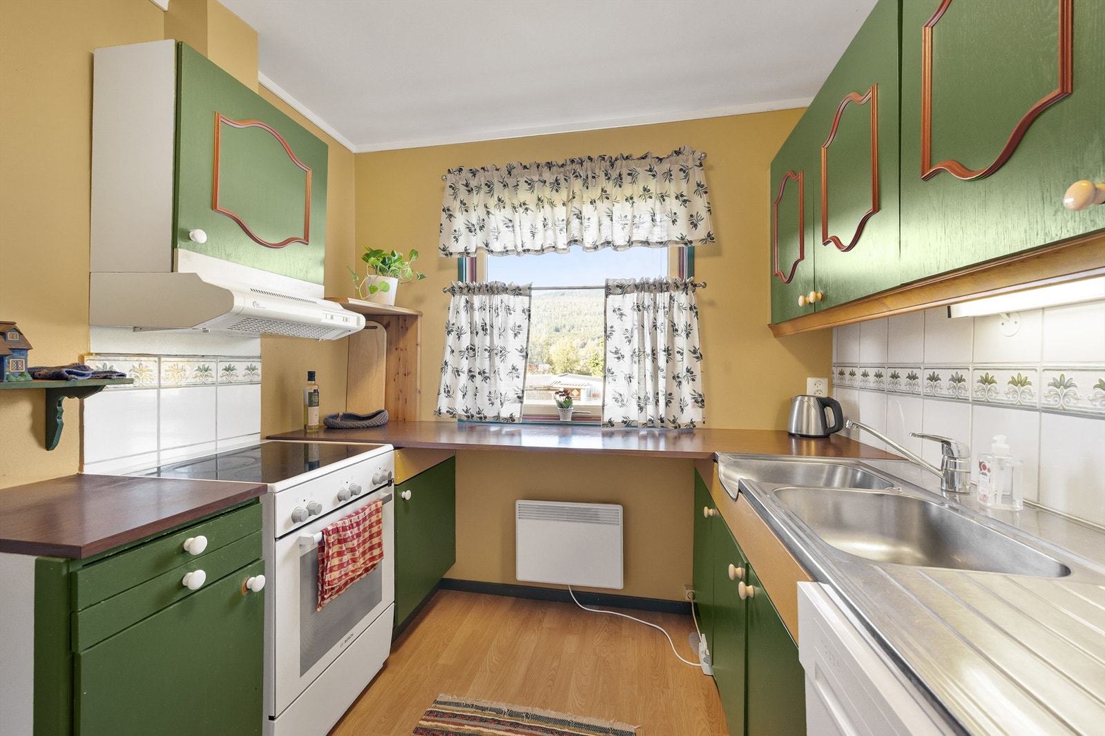 Benkeplaten er av laminat og det er installert benkebeslag av rustfritt stål med utslagskum. Galleribilde