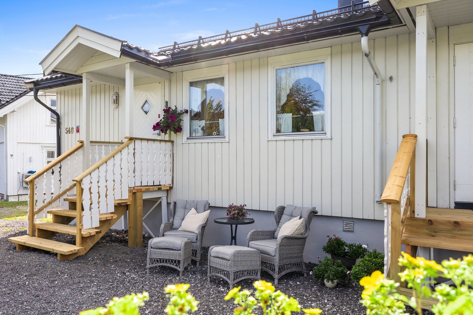 Dette er en enebolig med en meget fin og solrik tomt, flere uteområder og naturskjønne omgivelser! Galleribilde