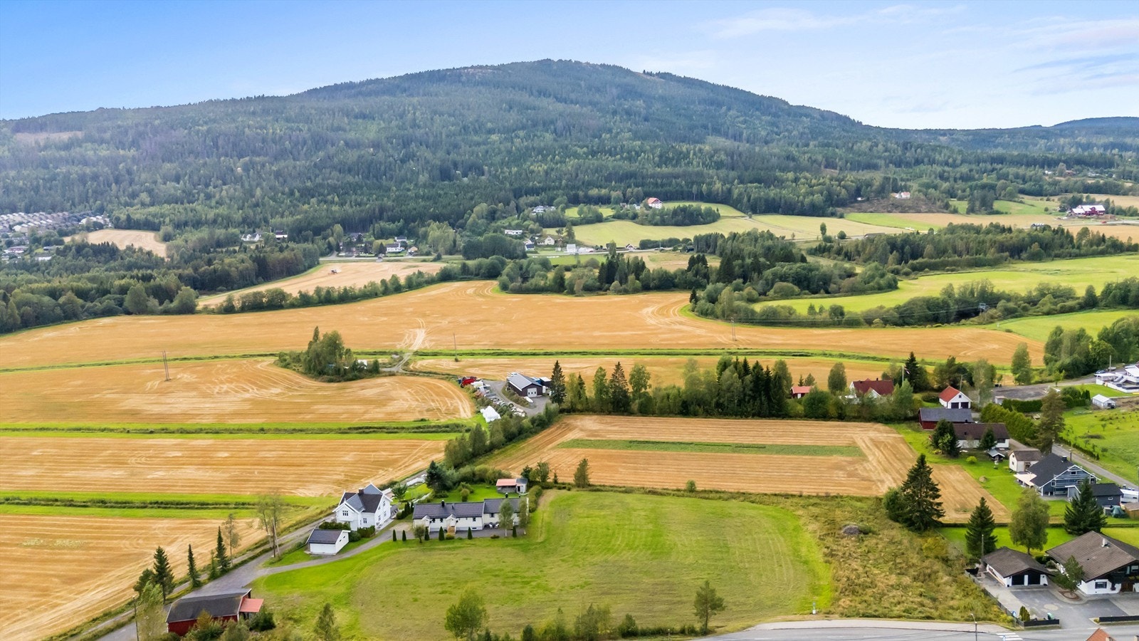 Boligen ligger landlig til i Hakadal, lang med Gamleveien. Med en stor og solrik tomt, stor bolig og flere bygninger har denne eiendommen et ypperlig potensial for de som vil oppfylle småbruksdrømmen! Galleribilde