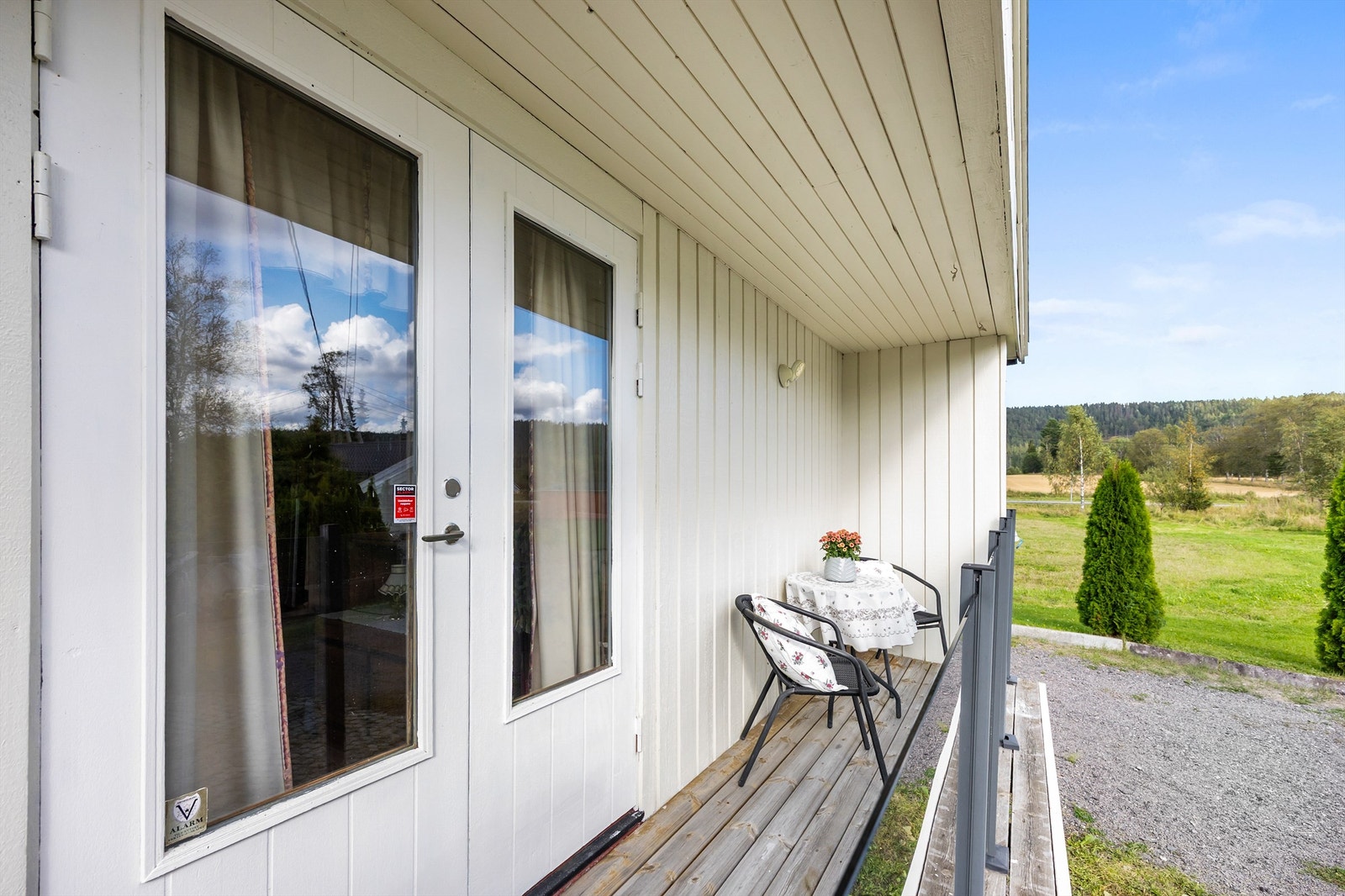 Koselig veranda, et av eiendommens flere uteområder Galleribilde