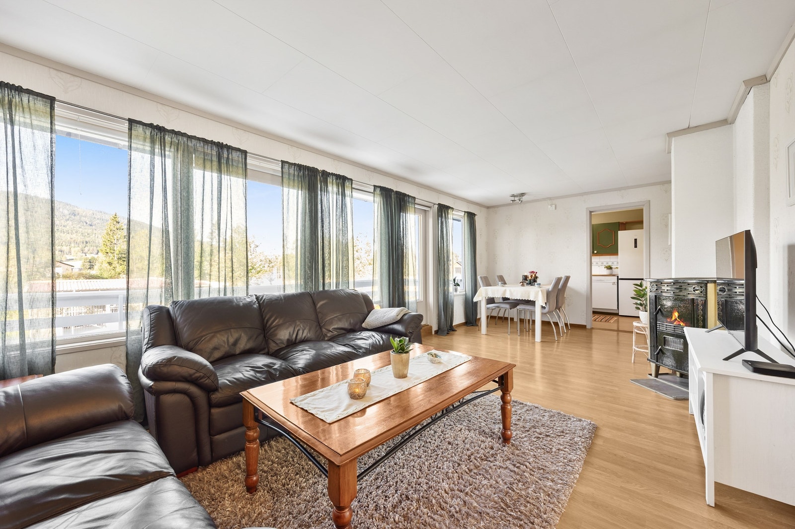 Sofakroken får sin naturlige plassering i stuen og det er god med plass til spisebordet ved inngangen til kjøkkenet. Galleribilde