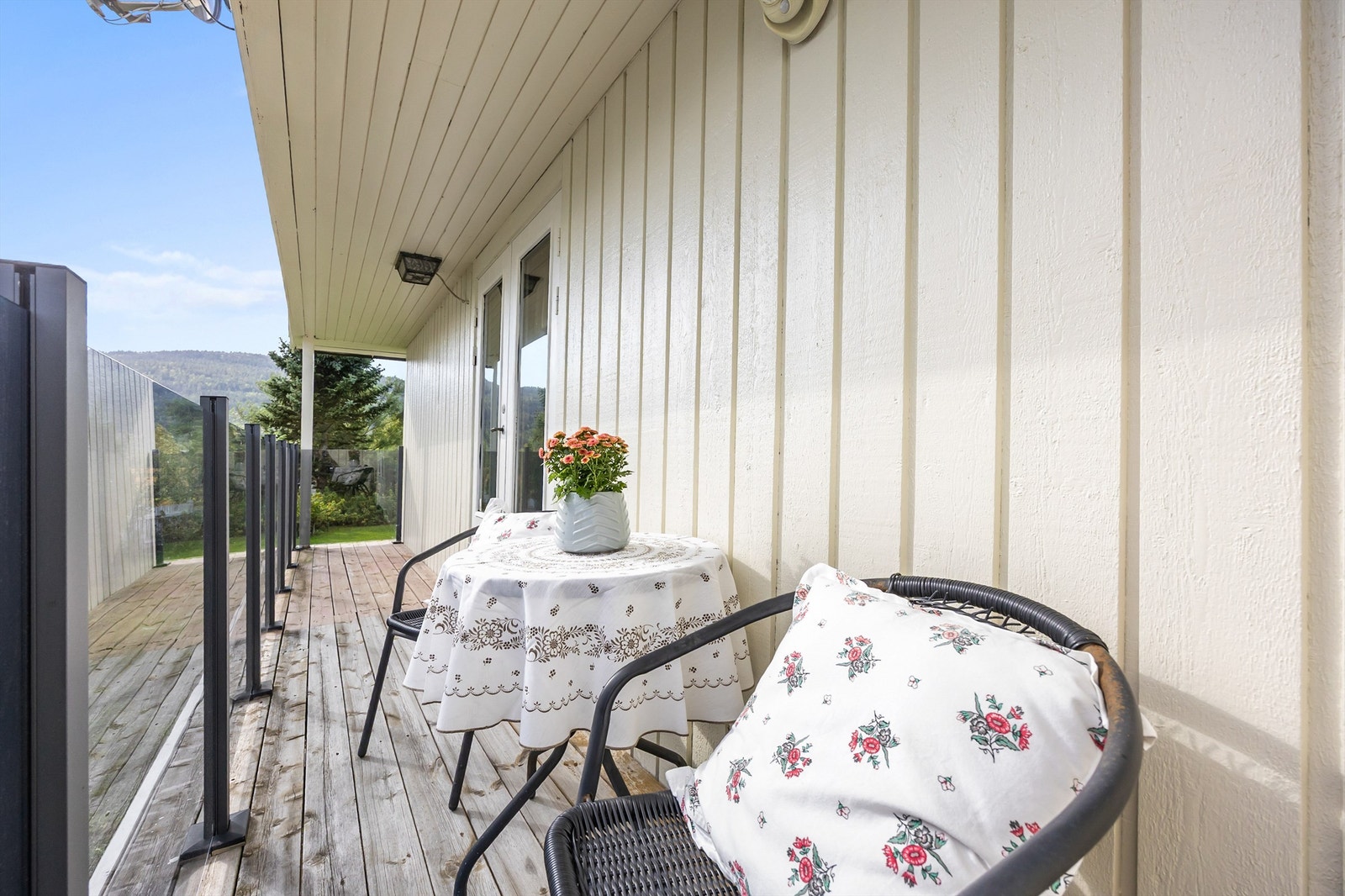 Plass til et mindre spisebord hvor man kan nyte naturskjønne omgivelser. Galleribilde