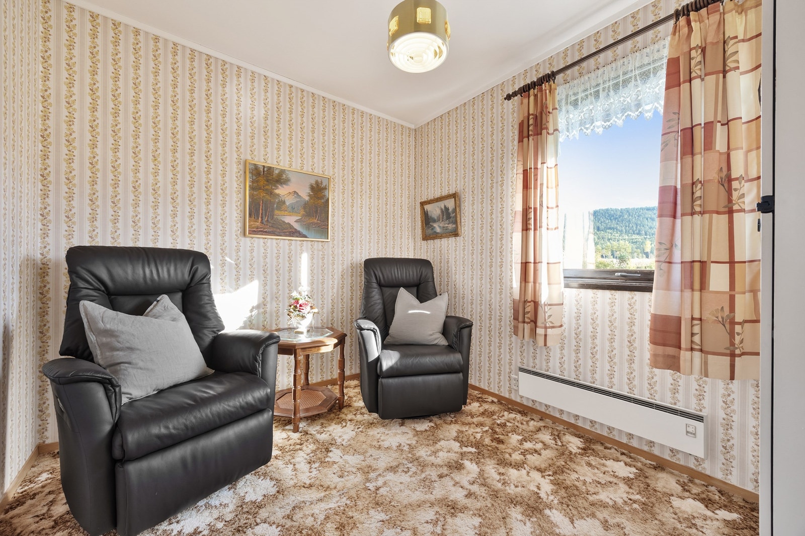 Soverom 2, og av god størrelse. Her er det innredet som en sekundær stue. Galleribilde