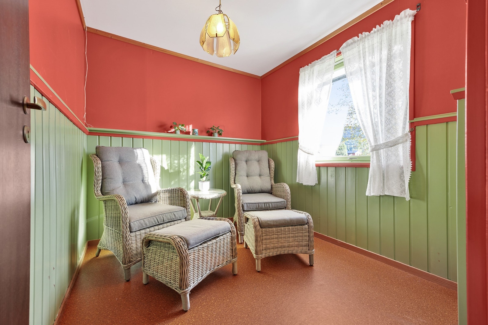 Soverom av noe større størrelse, innredet som en lesestue. Galleribilde