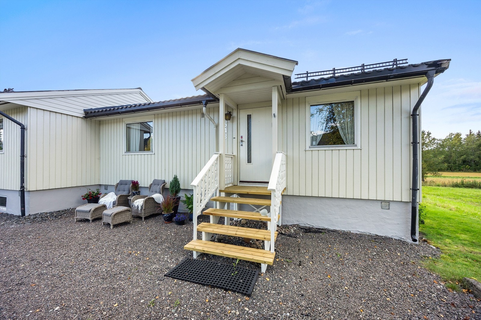 Inngangsparti til den minste delen av boligen. 1. etasje her er målt opp til ca. 68 kvm. Galleribilde