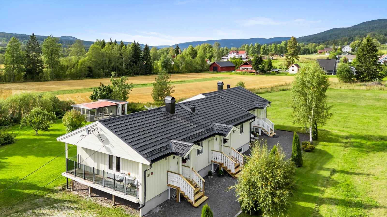 Boligen har to inngangspartier inn til den største delen og en egen inngang inn til den minste delen. Galleribilde