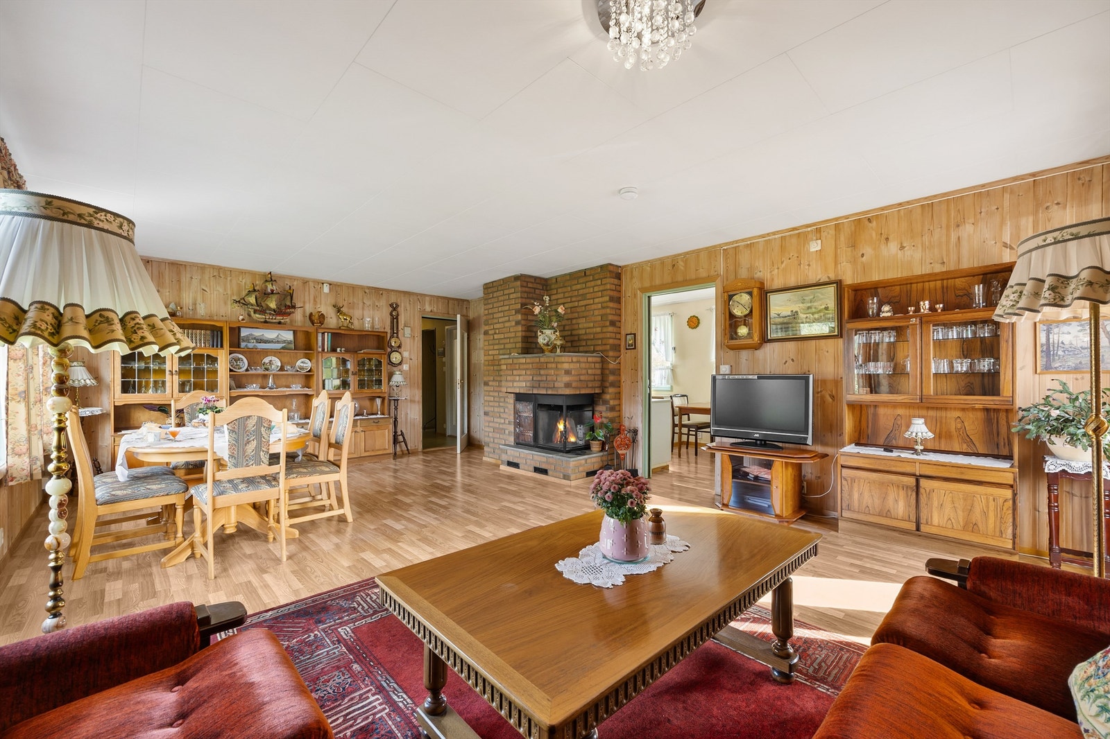 Stuen har laminatgulv og det er trepanel på vegger. Galleribilde