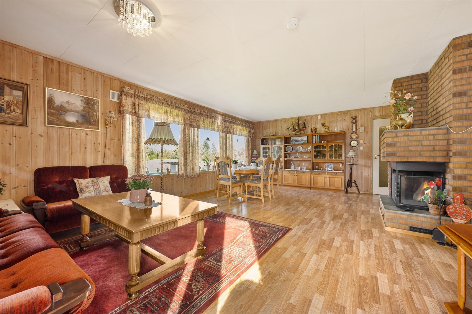 Stuen er av meget god størrelse, med rikelig av innredningsmuligheter. Galleribilde