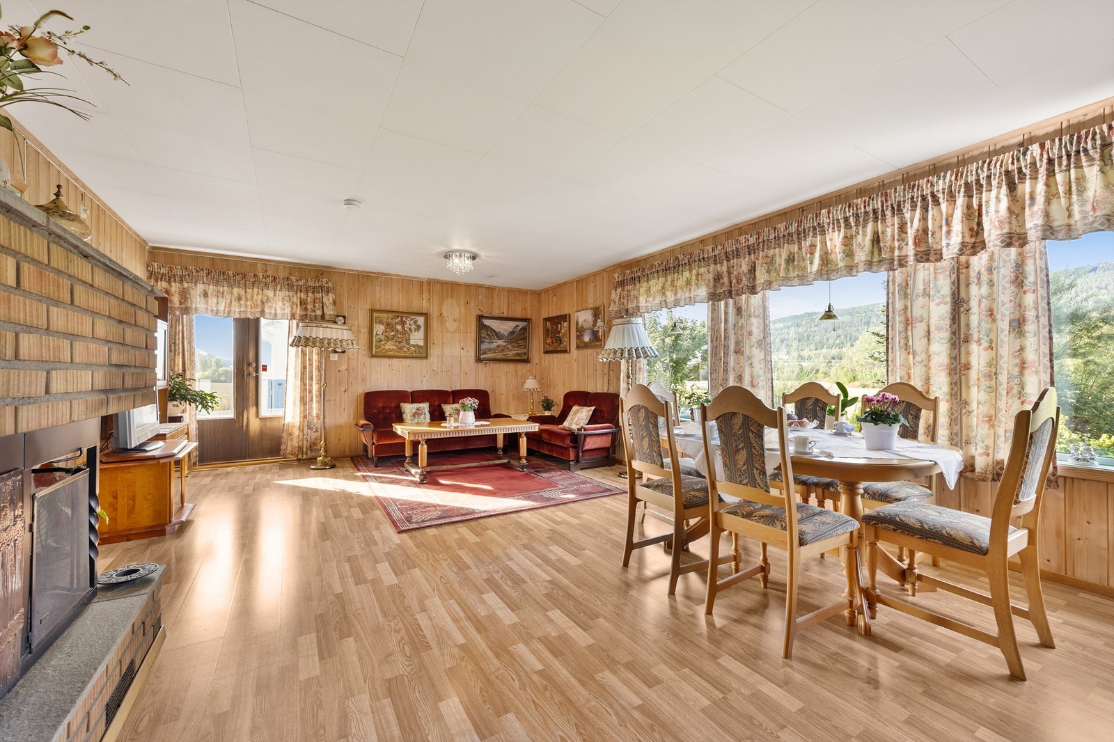 Stuen er lys og åpen, med store vindusflater som skaper en luftig følelse i boligen. Galleribilde