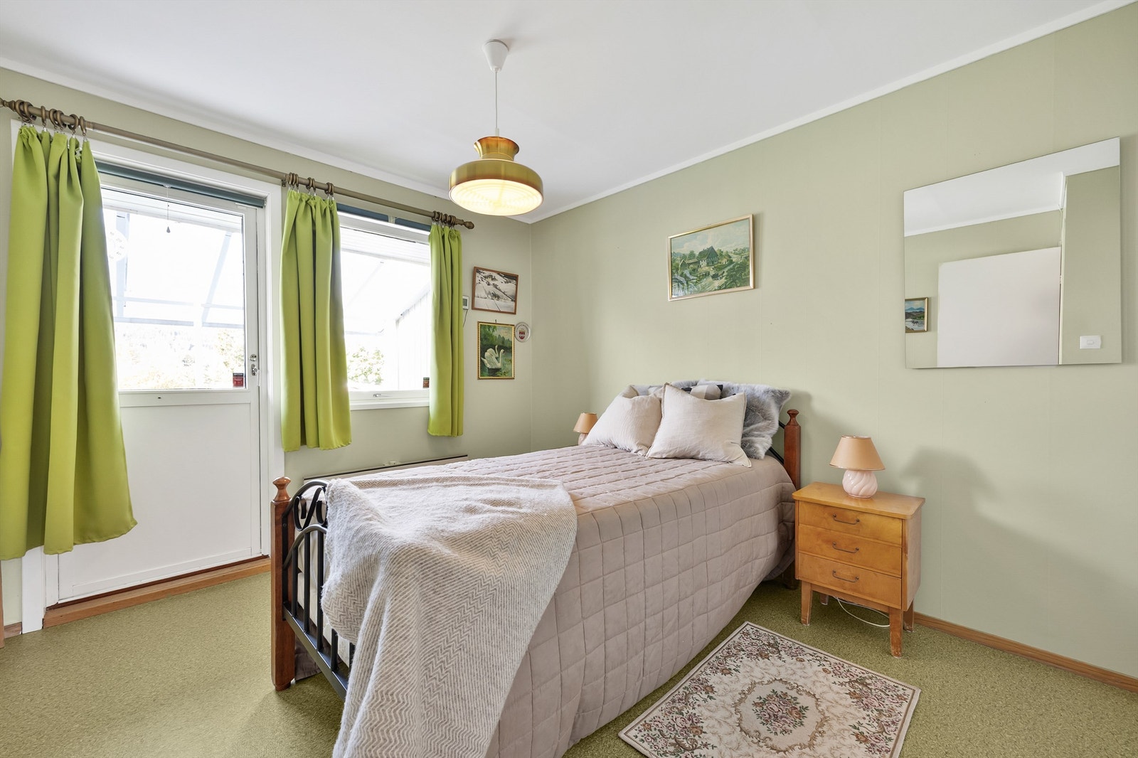 Fra hovedsoverommet er det egen utgang til en veranda målt opp til ca. 11 kvm. Galleribilde