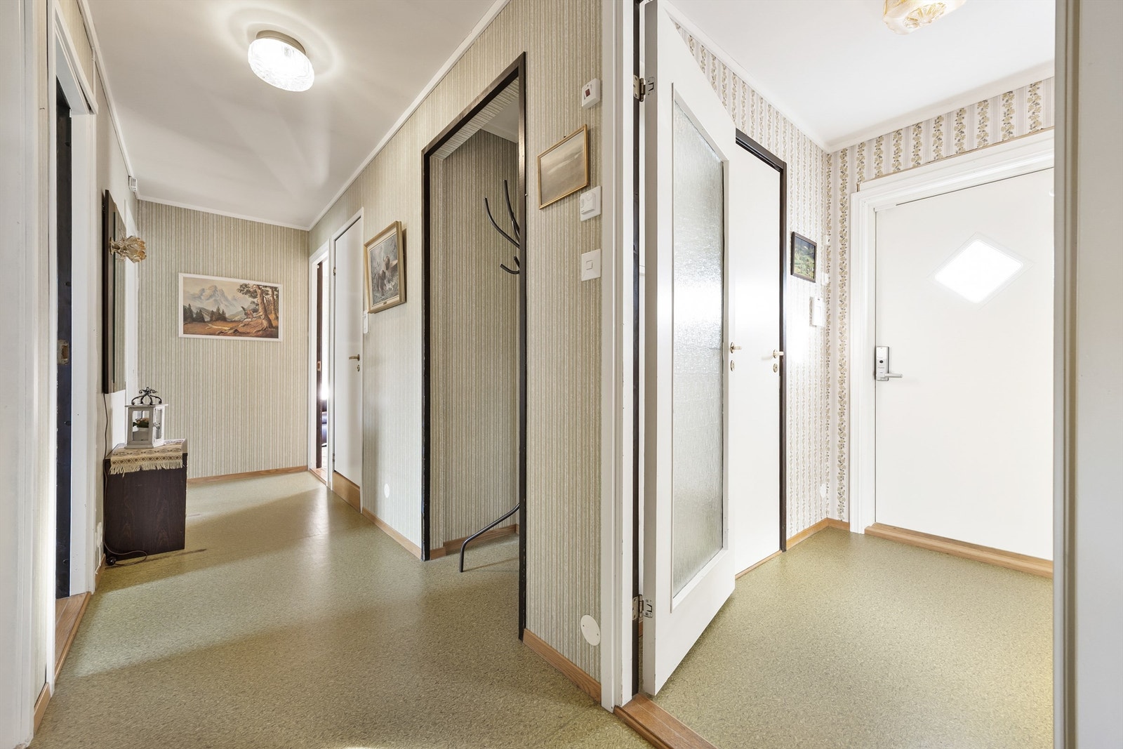 Lys og åpen entré/gang. Med to innganger er det rikelig med plass til å kle av seg. Det er og skapplass for oppheng og oppbevaring av yttertøyet. Galleribilde