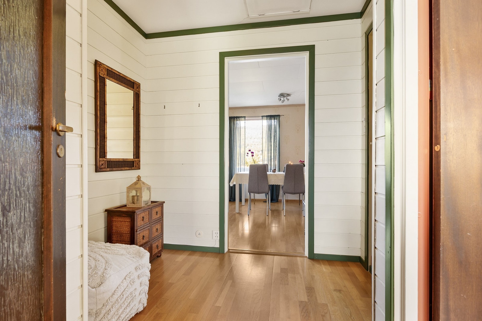 Entré av god størrelse. Her og er det rikelig med plass til oppheng og oppbevaring av yttertøyet. Galleribilde