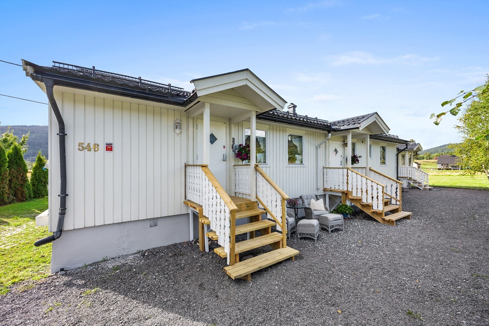 Dette er en innholdsrik, hel tomannsbolig med 11,1 daa tomt som går over to plan. Galleribilde