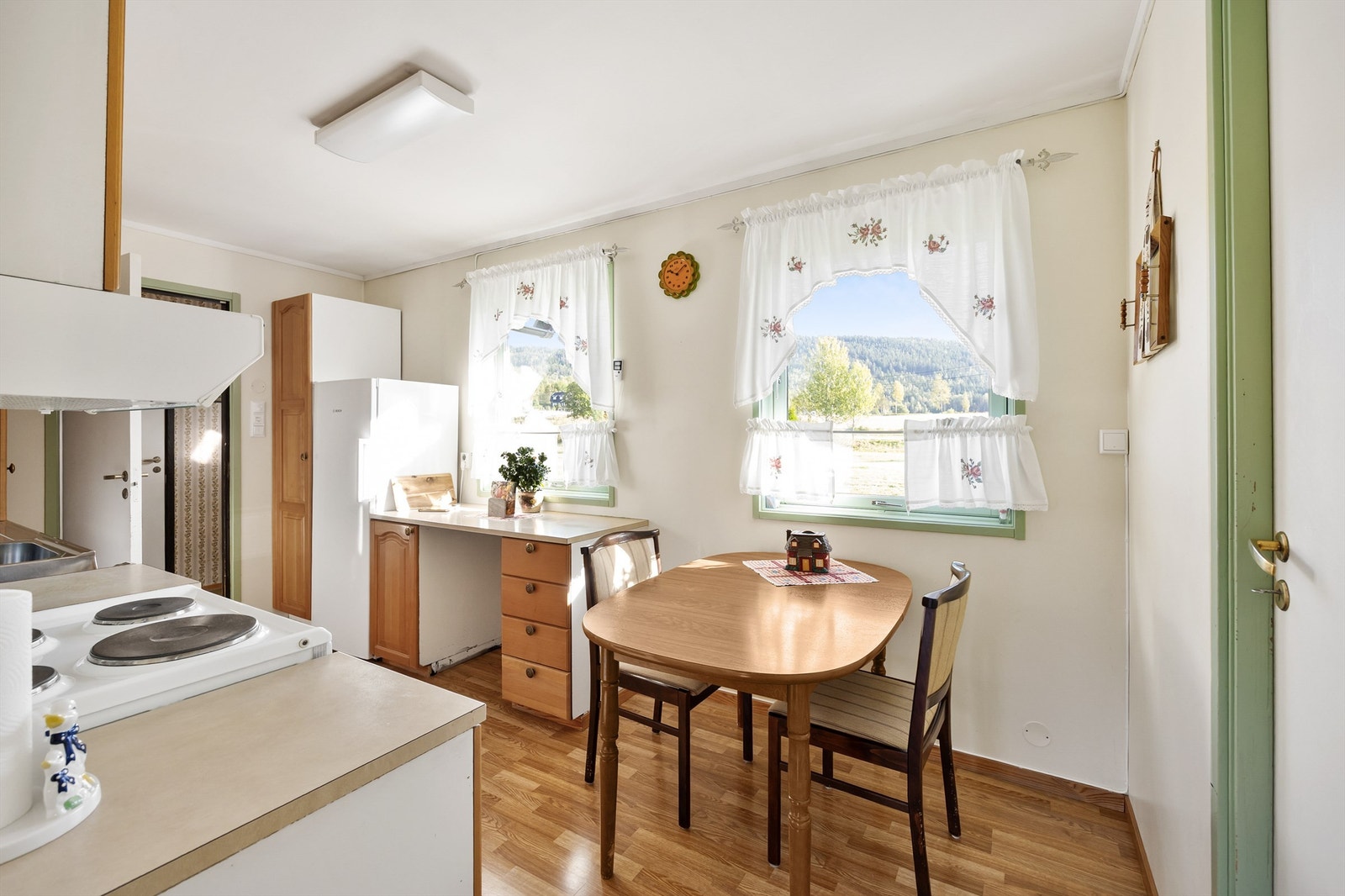 Rommet er lyst og det slippes inn rikelig med naturlig lys inn i rommet. Galleribilde