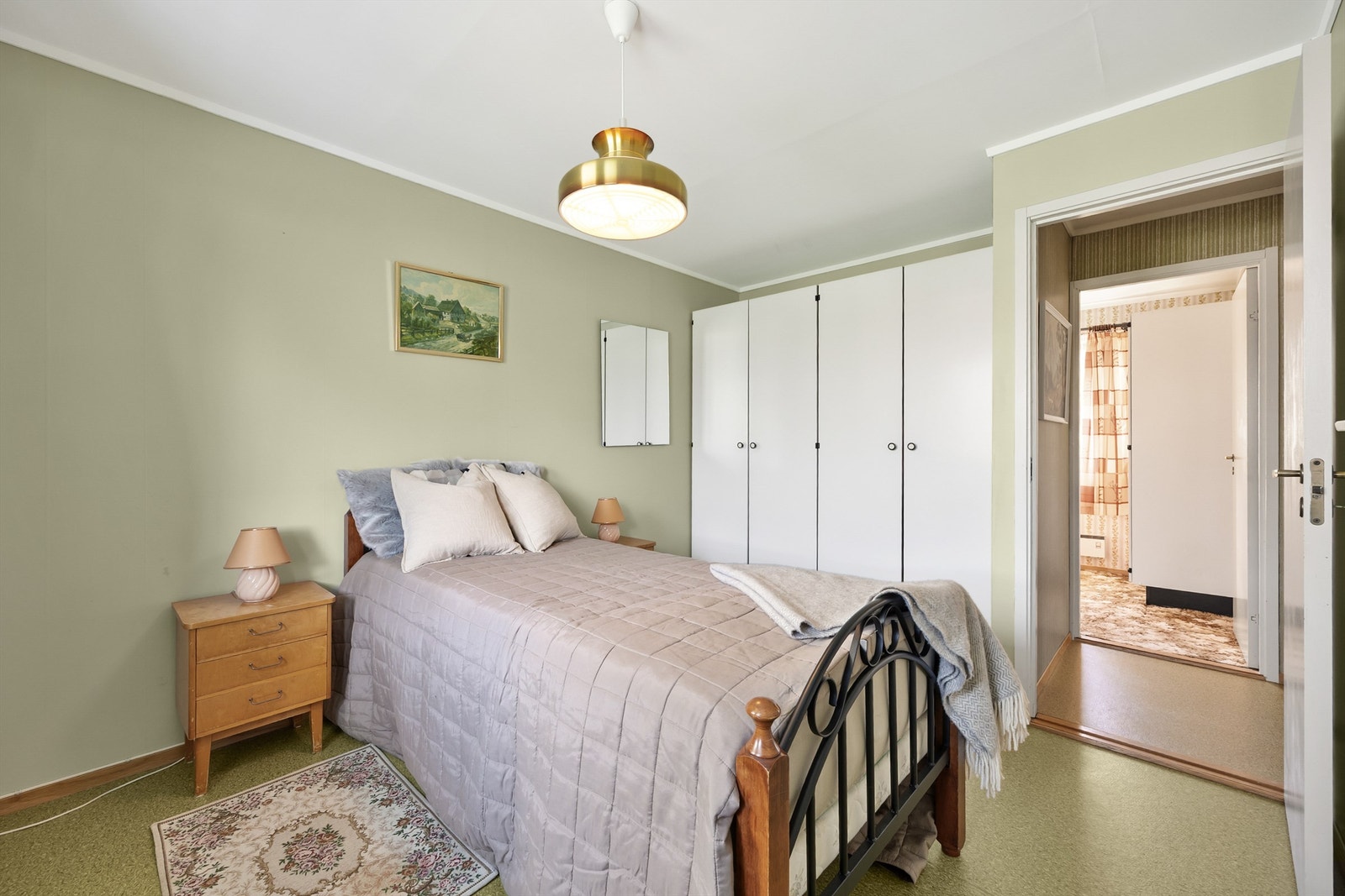 Den største delen av boligen har fire soverom, hvorav to er av større størrelse. Her et av de større soverommene, med rikelig med plass til en god seng og tilhørende soveromsmøblement. Galleribilde