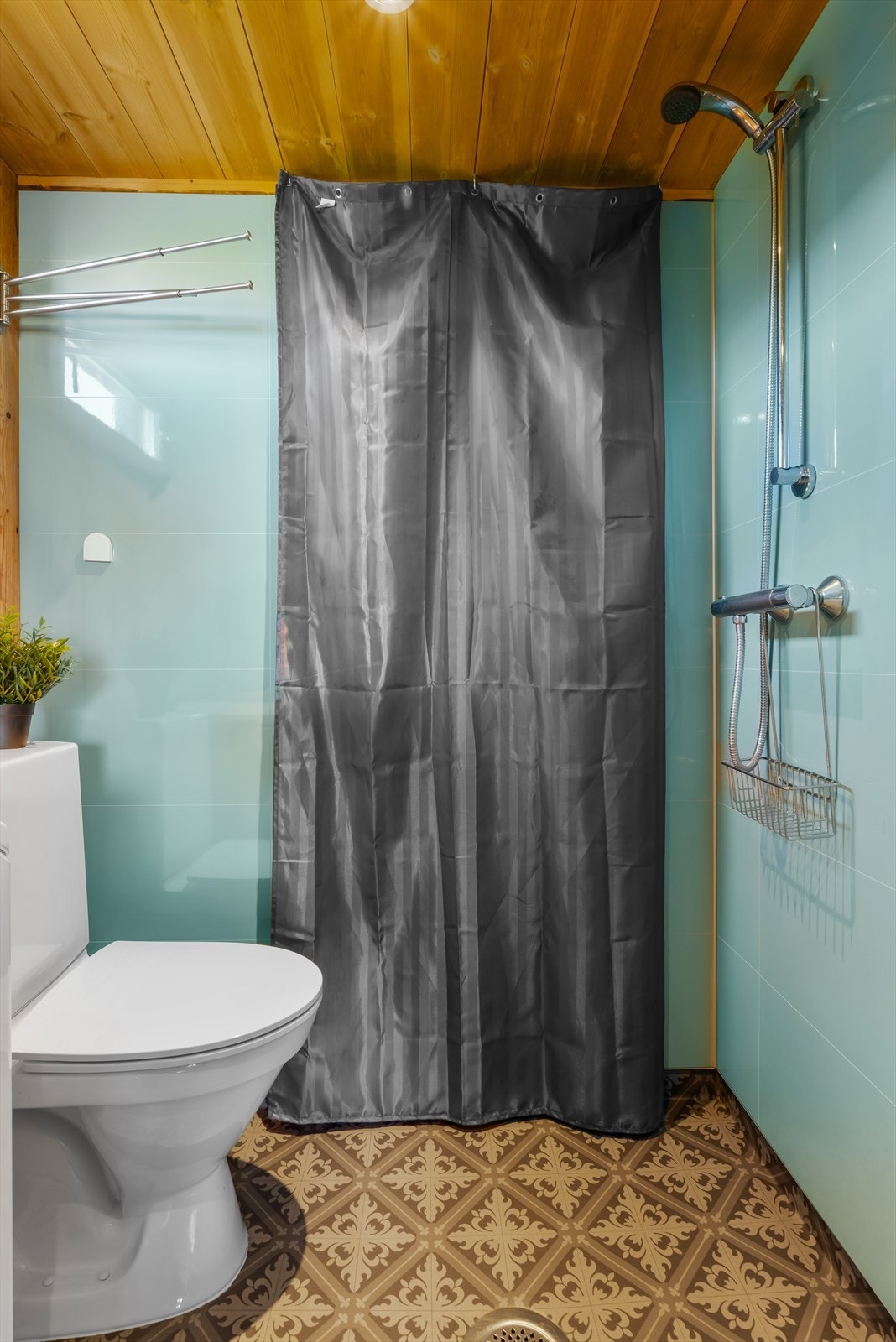 Utstyrt med åpen dusj, wc, servant og opplegg for vaskemaskin. Galleribilde