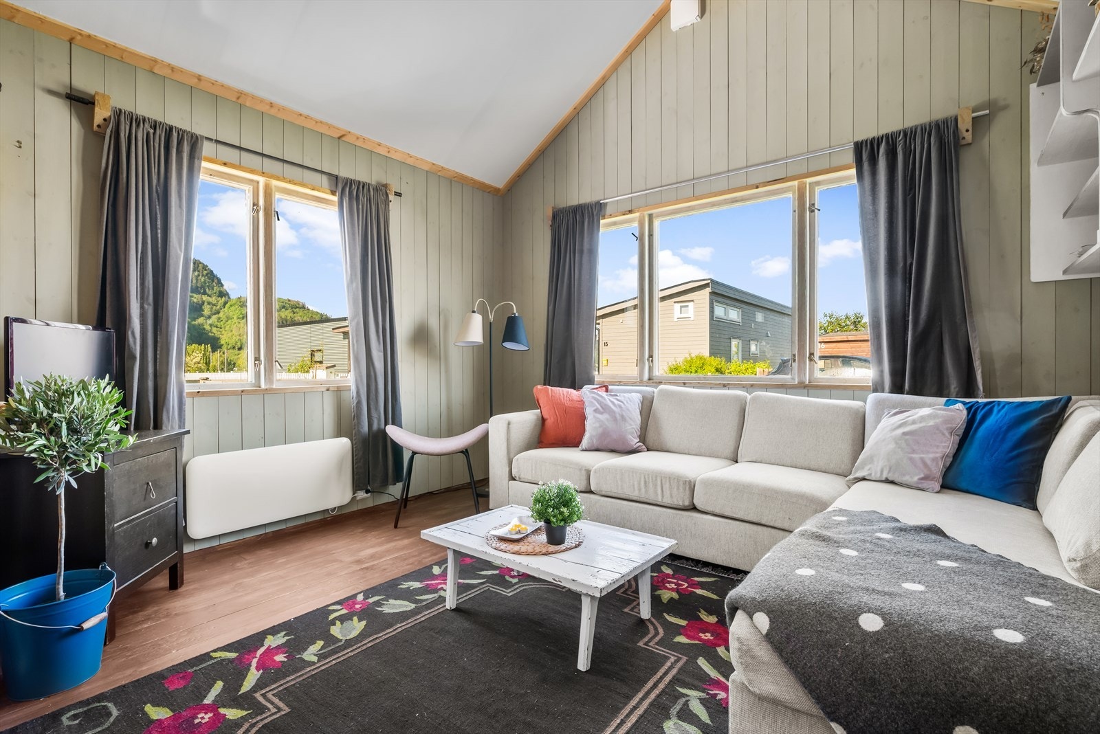 Her får dere en åpen stue og kjøkkenløsning med store vinduer som gir et godt naturlig lys Galleribilde