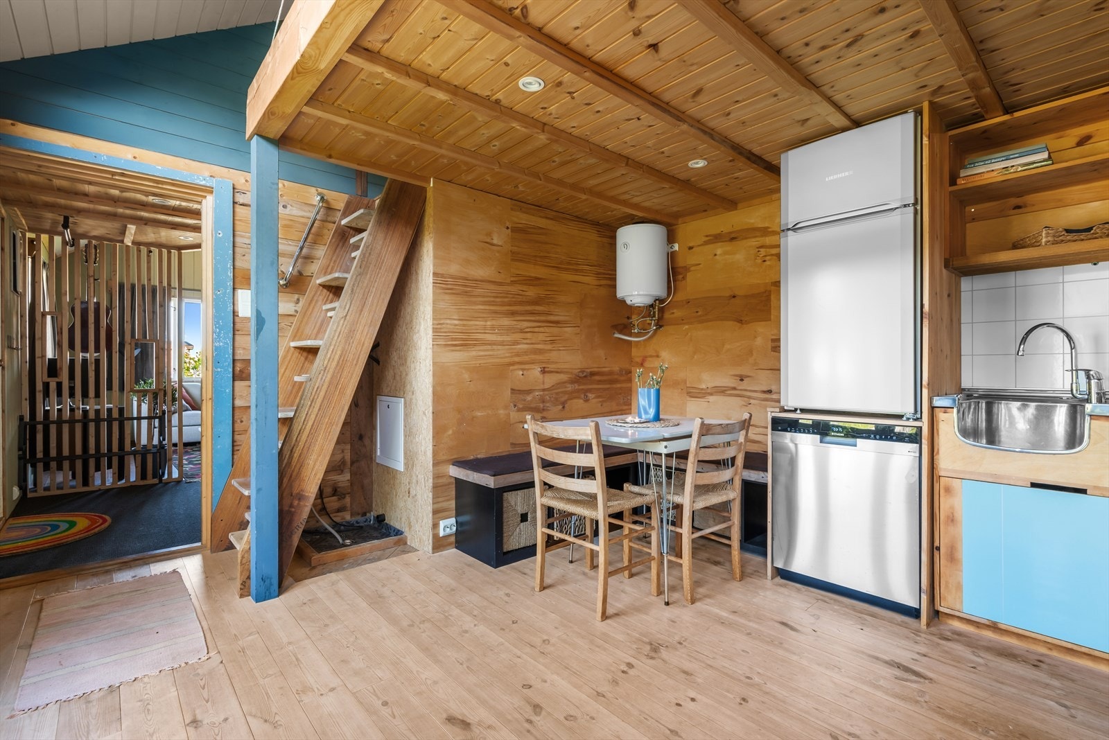 Tregulv og malt panel på vegger Galleribilde