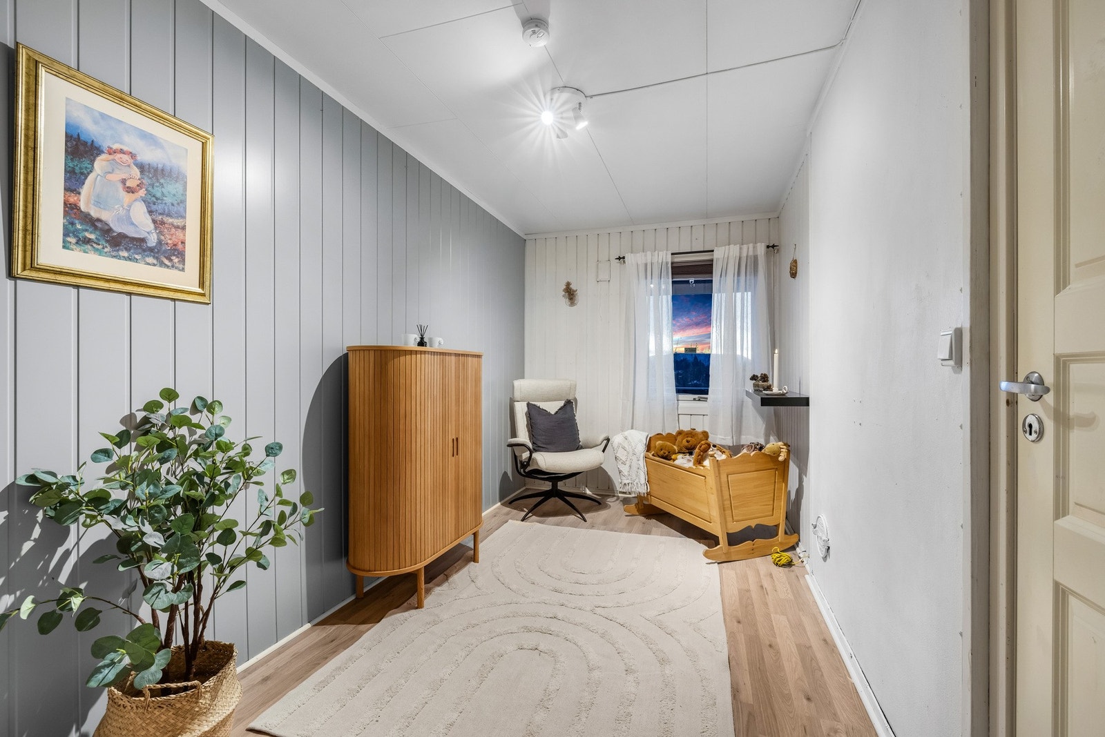 Soverom 1 har laminat på gulvet, gråmalte og hvitmalte vegger, samt hvitmalt himling. Rommet passer perfekt som barnerom, kontor eller gjesterom. Rommet får naturlig lys inn gjennom store vindusflater. Galleribilde