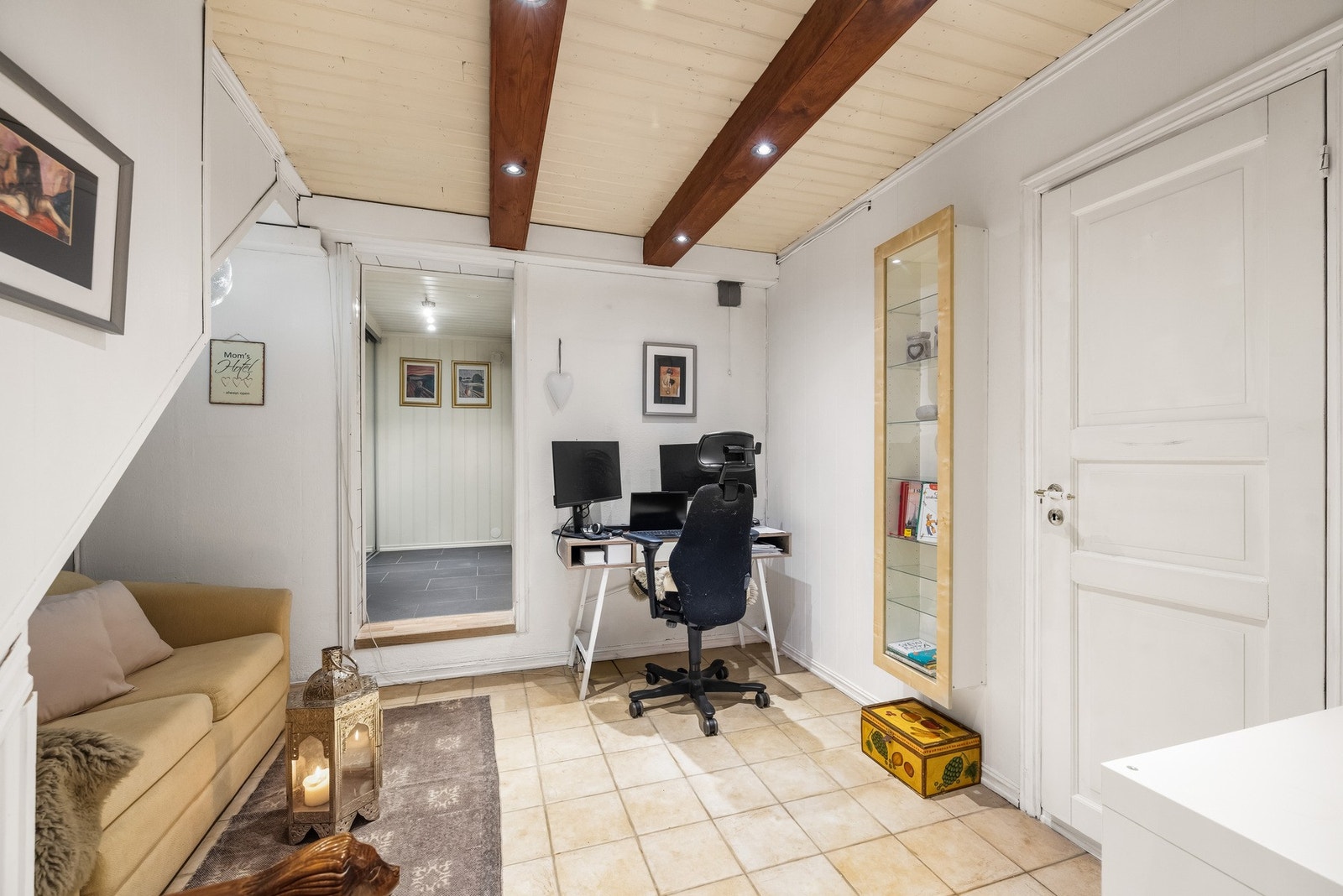 Her er det et praktisk allrom som er benyttet som kontor idag. Det er også en dør inn til en liten bod, samt videre adkomst til garderoberom. Galleribilde