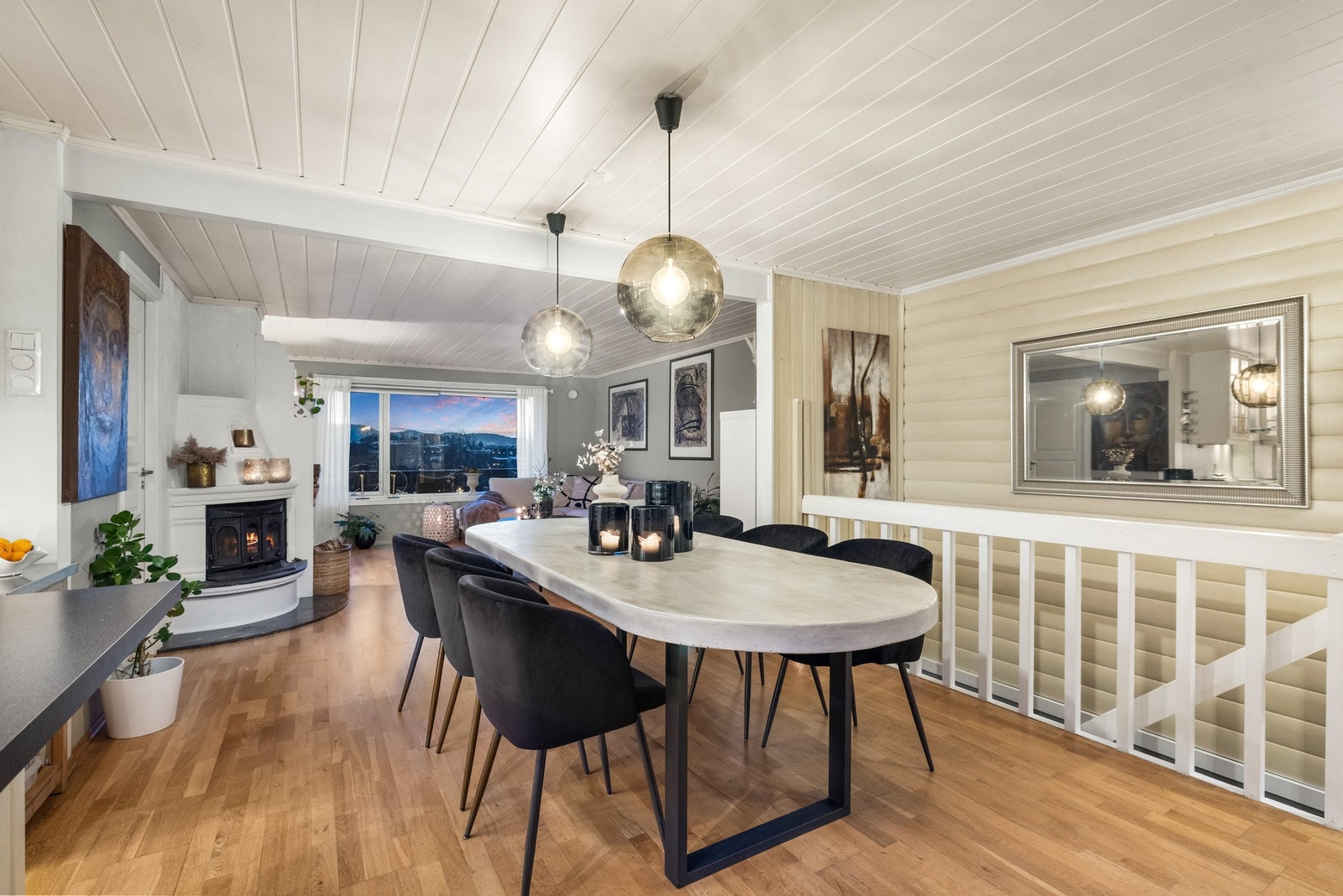 Her er det mulighet til å ha en stor spisegruppe hvor det er plass til at hele familien samles. Galleribilde