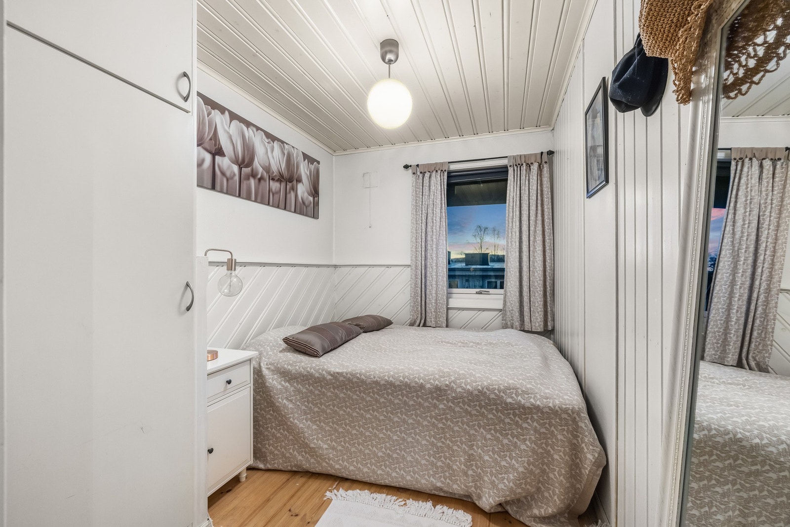 På soverom 3 er det tregulv, hvitmalte vegger og himling. Her er det plass til seng med tilhørende møblement, og rommet passer perfekt som et gjesterom eller barnerom! Galleribilde