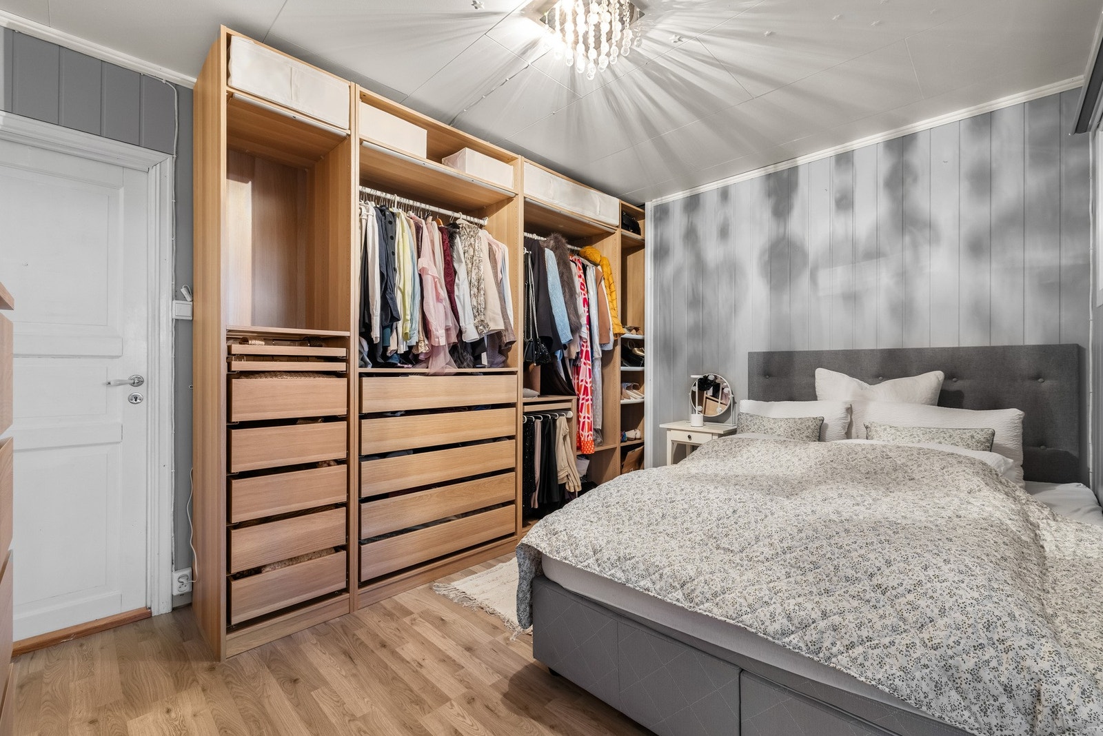 Her kan du innrede med dobbeltseng med tilhørende møblement, samt garderobeskap. Galleribilde